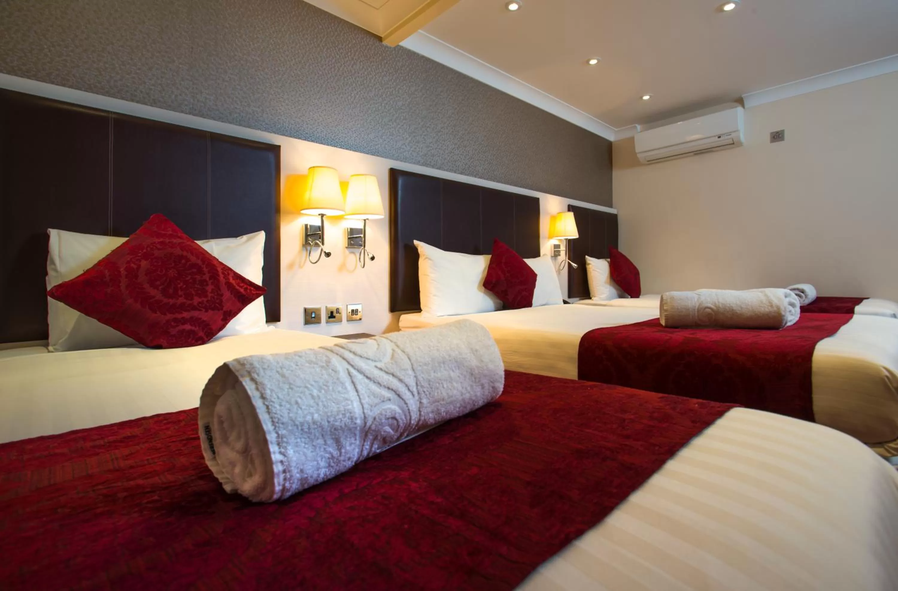 Photo of the whole room, Bed in Best Western Buckingham Palace Rd