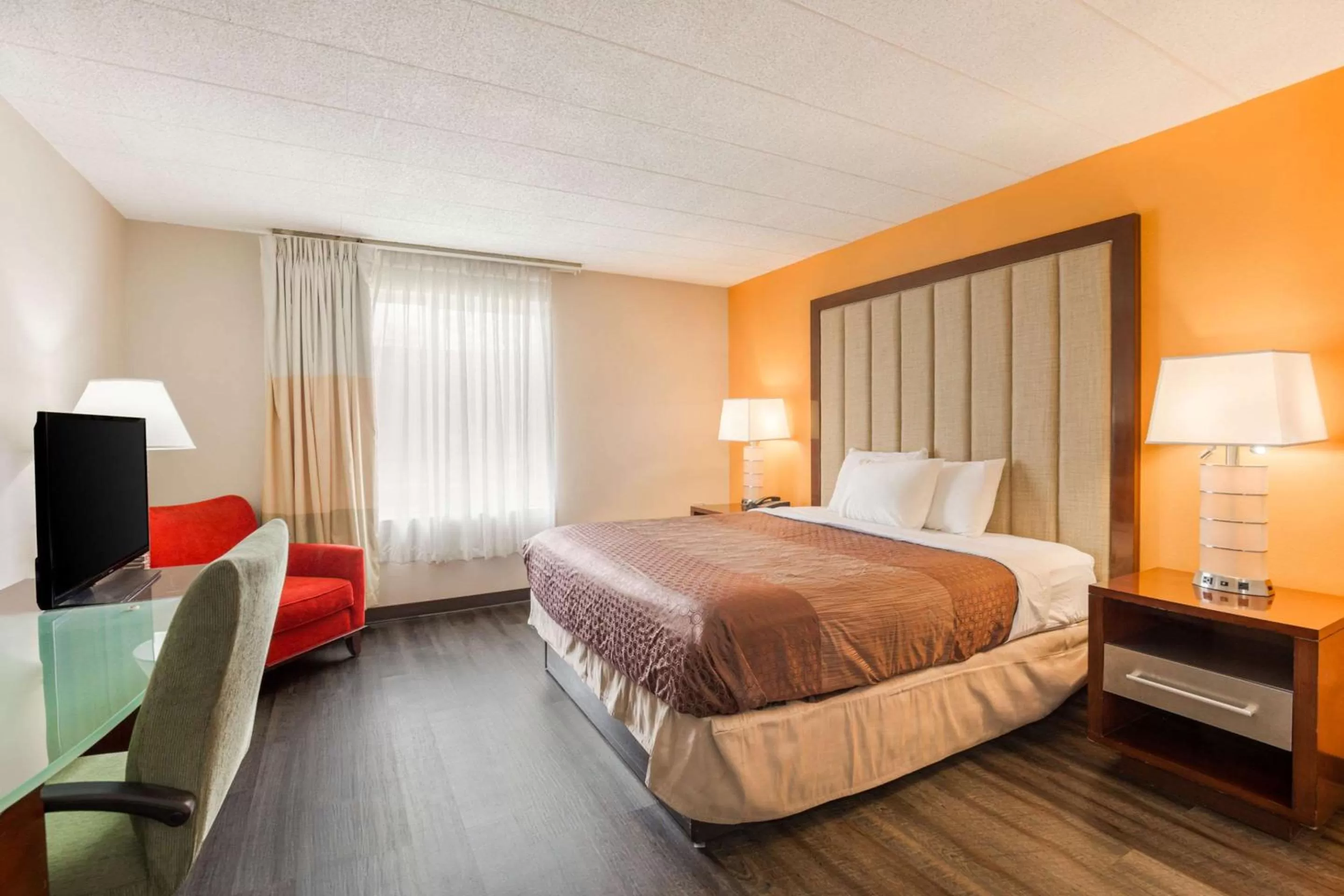 Photo of the whole room, Bed in Fairmount Inn & Suites - Stroudsburg, Poconos