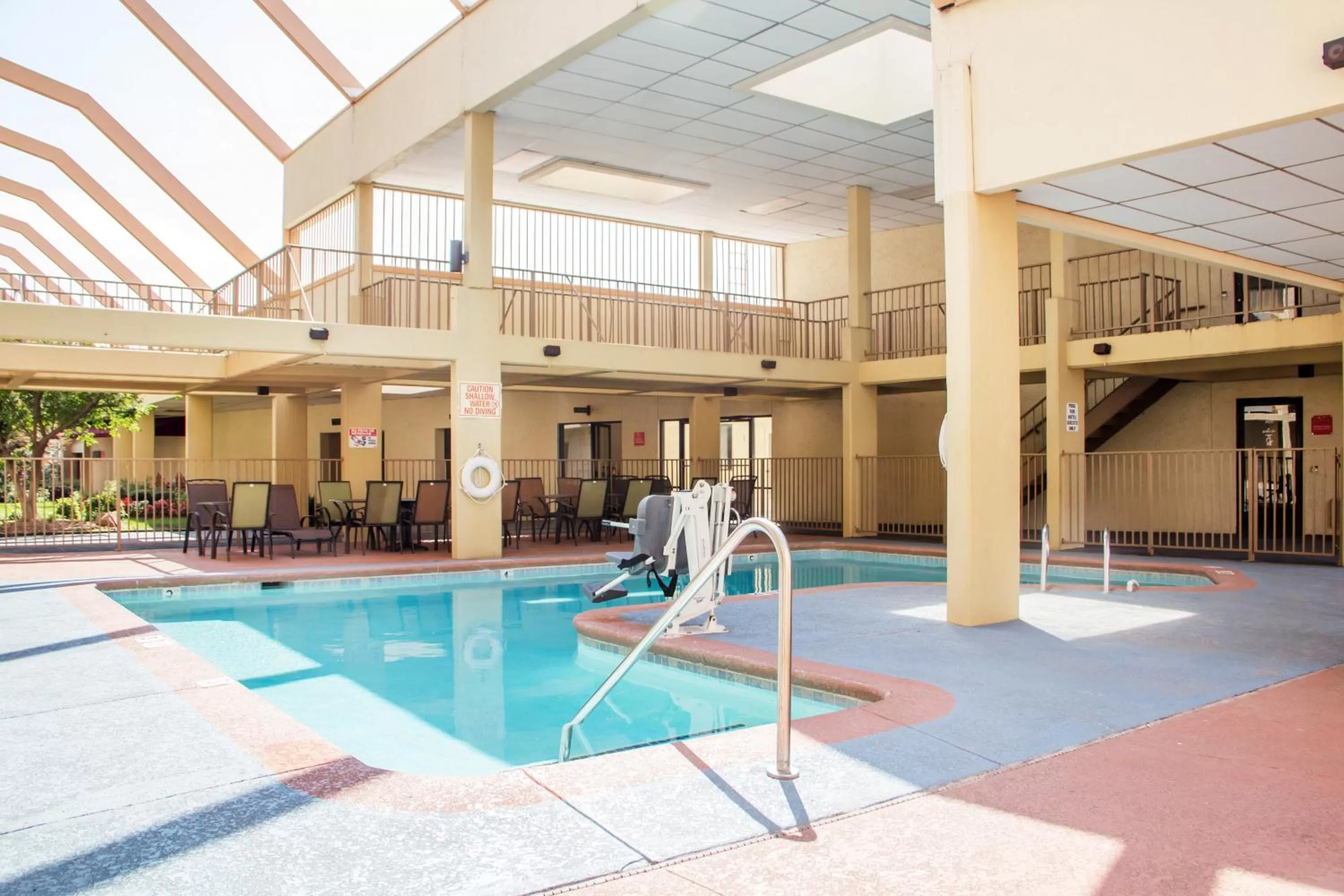 Swimming pool in Clarion Hotel Broken Arrow - Tulsa