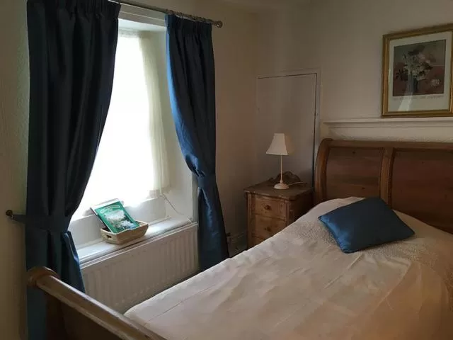 Day, Bed in The Old Well Inn