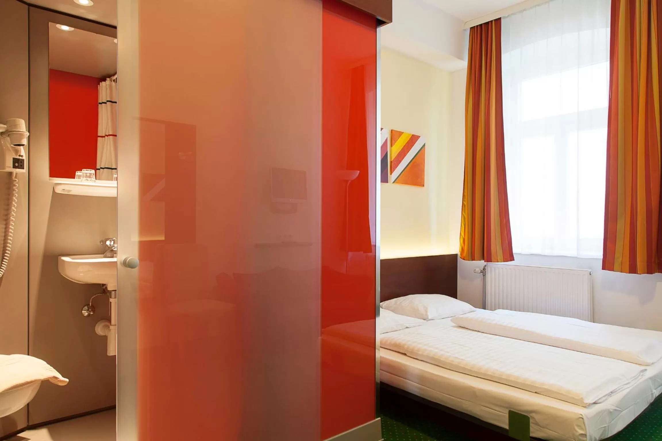 Bed in Pension Stadthalle