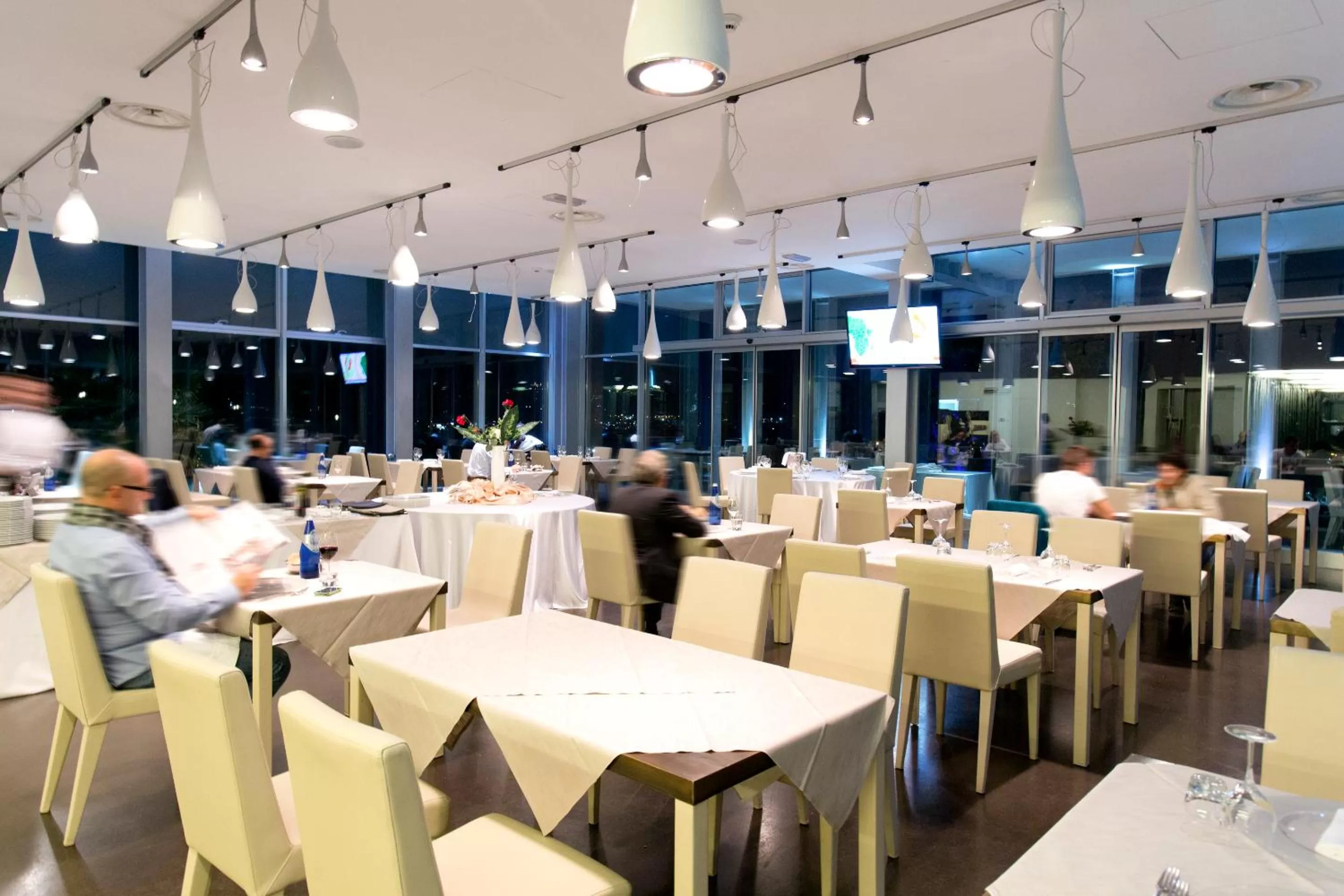 Restaurant/places to eat in Hotel Horizon