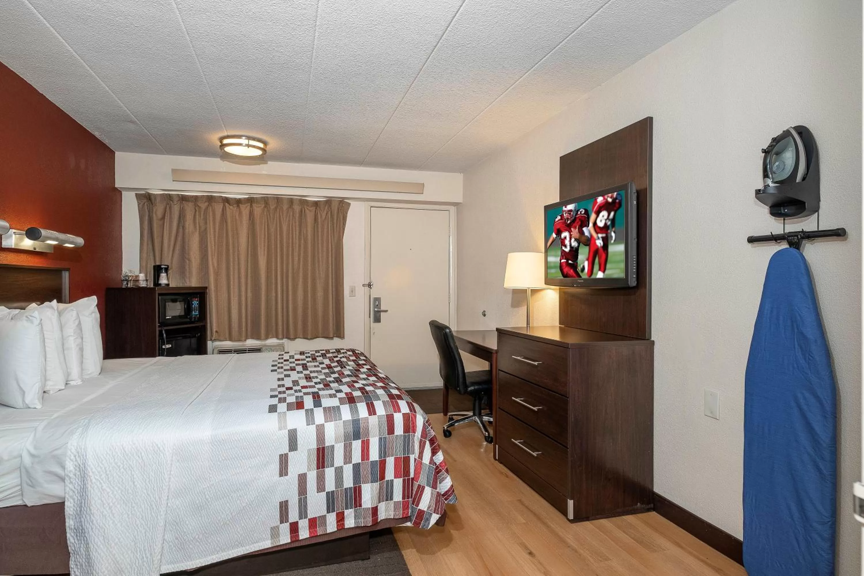 Photo of the whole room, Bed in Red Roof Inn Mt Laurel