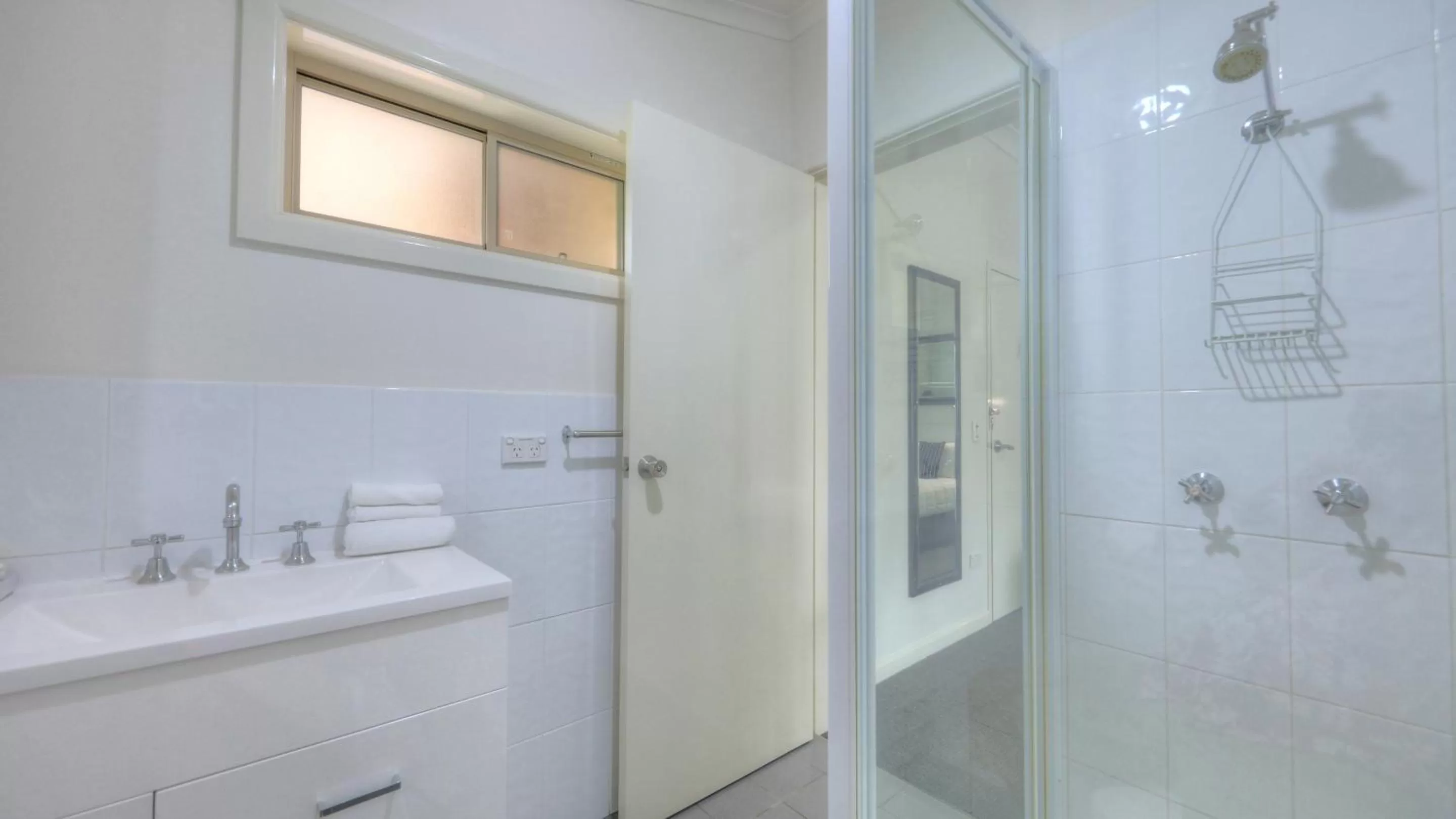 Bathroom in Heritage River Motor Inn