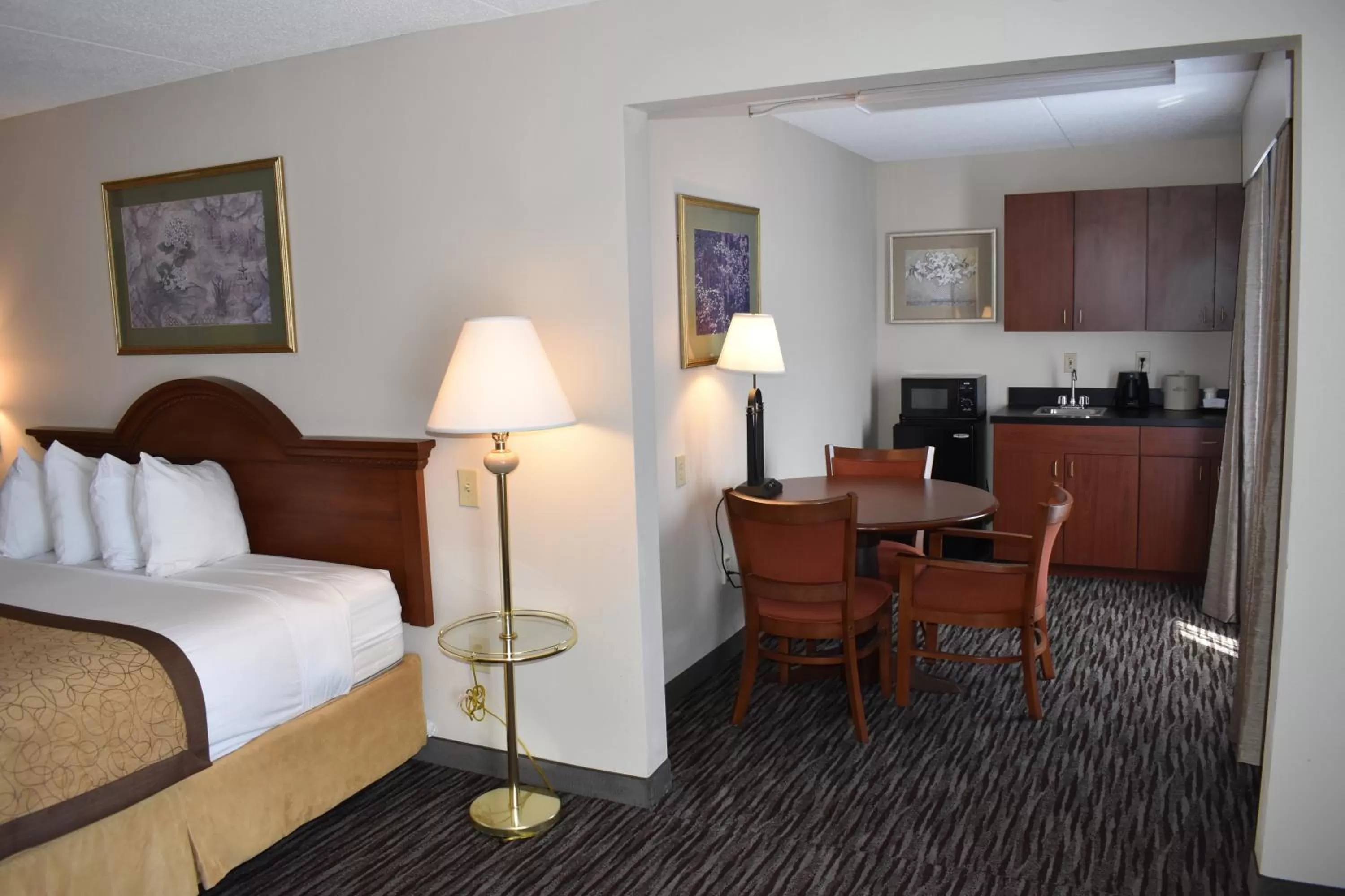 Seating area, Bed in Wingate by Wyndham Charlotte Airport