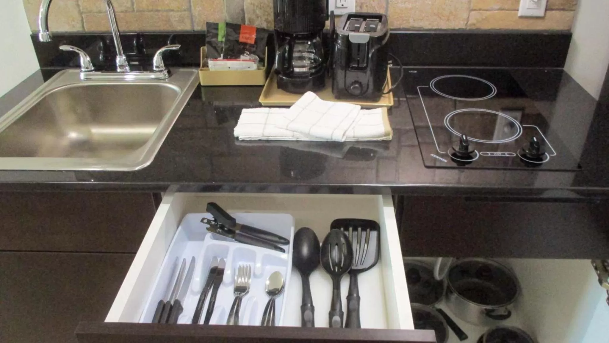 Kitchen or kitchenette in Studio 6-Port Allen, LA - Baton Rouge I-10