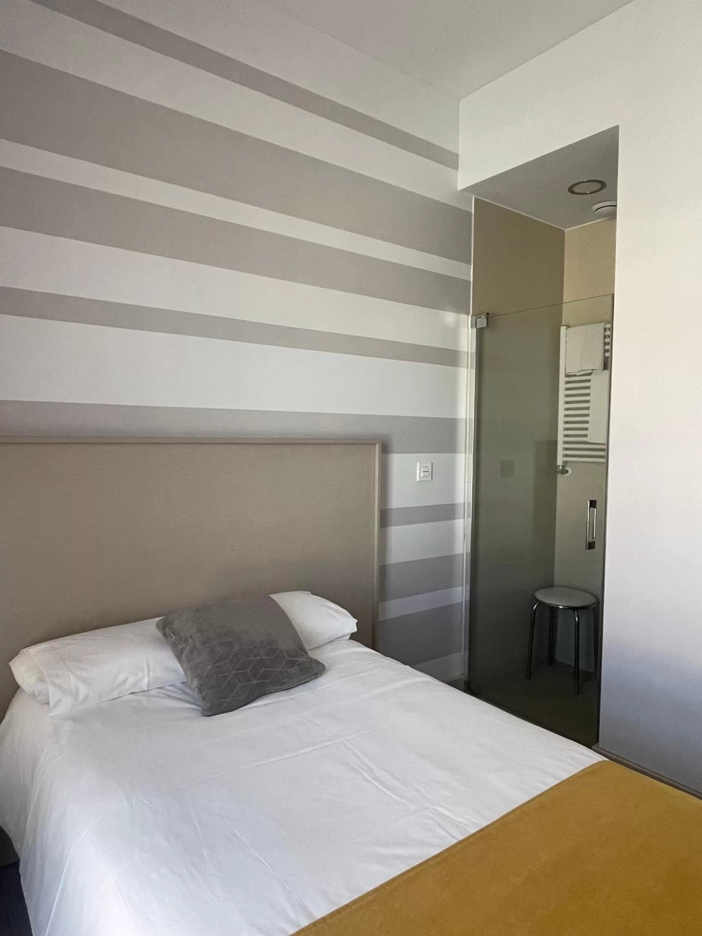 Shower, Bed in Hotel Leo