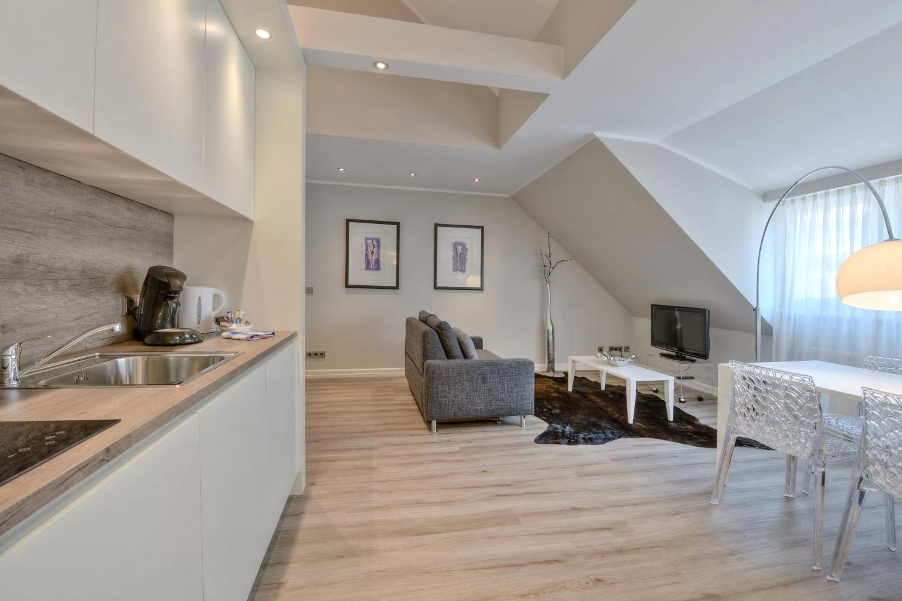 Photo of the whole room, Kitchen/Kitchenette in Carlstadt Suites Düsseldorf