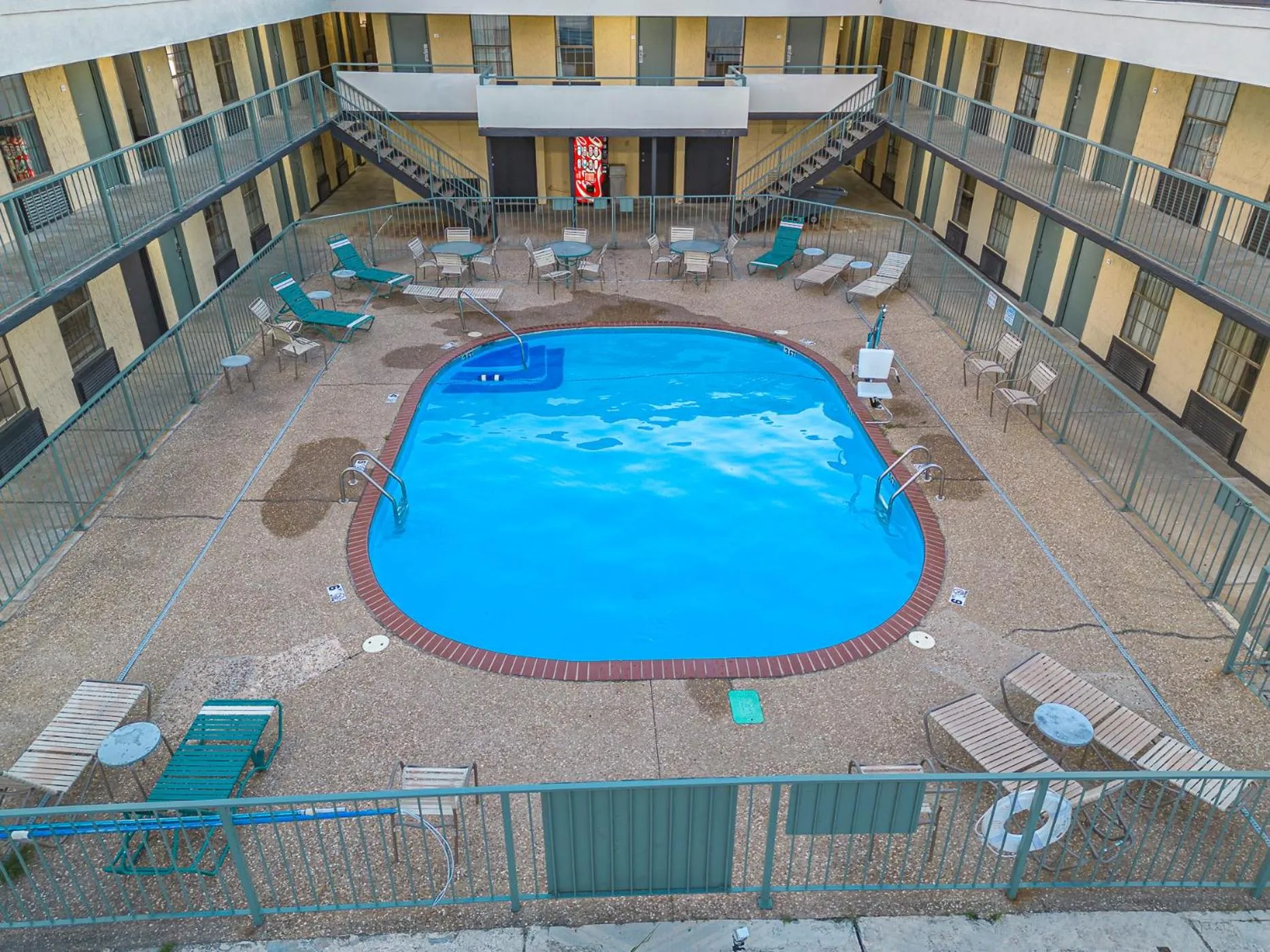 Swimming pool in Quality Inn