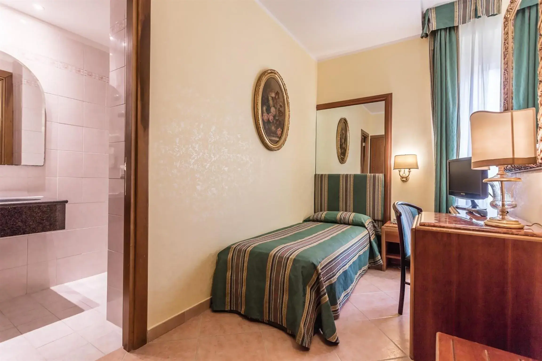 Single Room in Raeli Hotel Noto Single Room in Raeli Hotel Noto