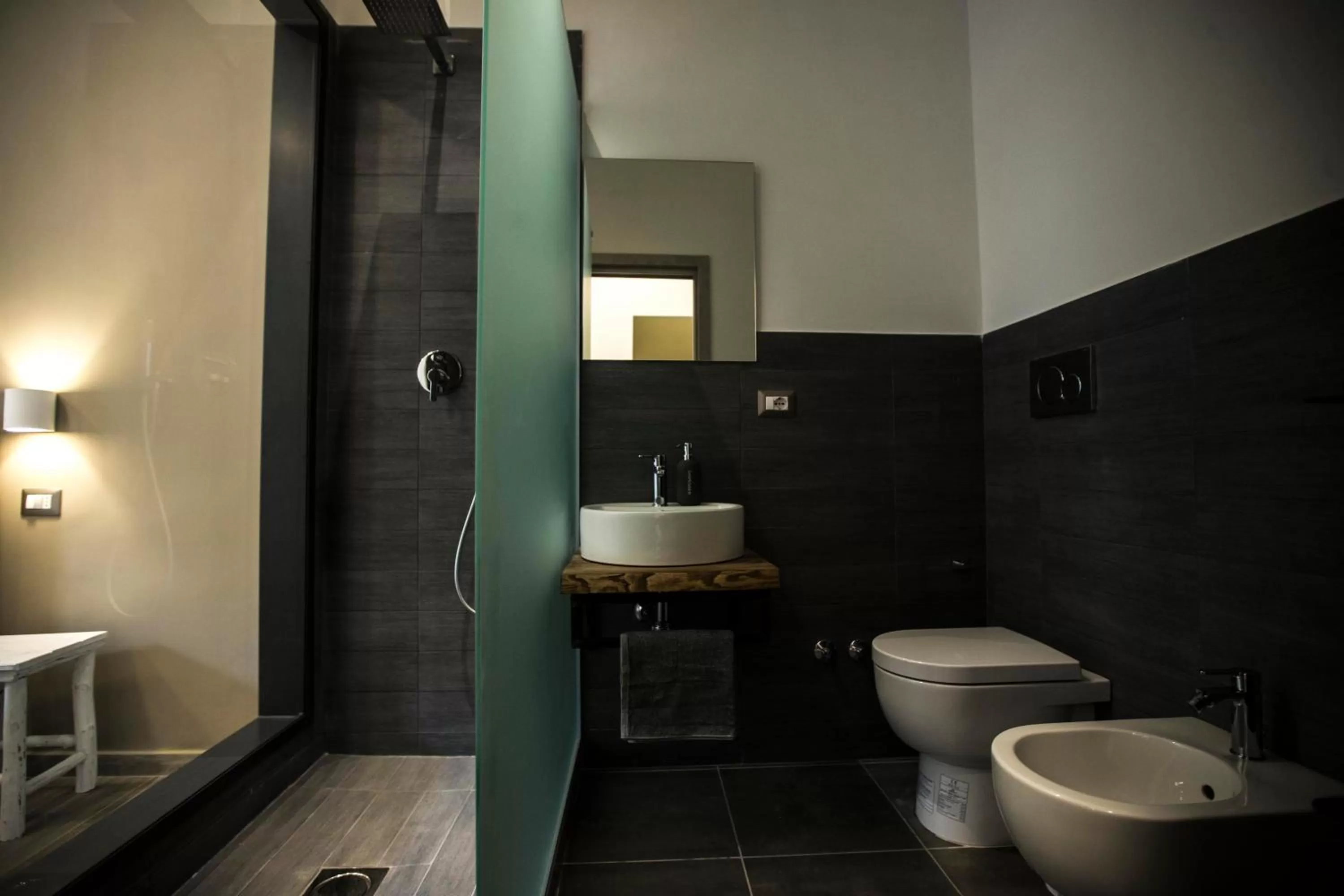 Shower in GB Central Station Napoli