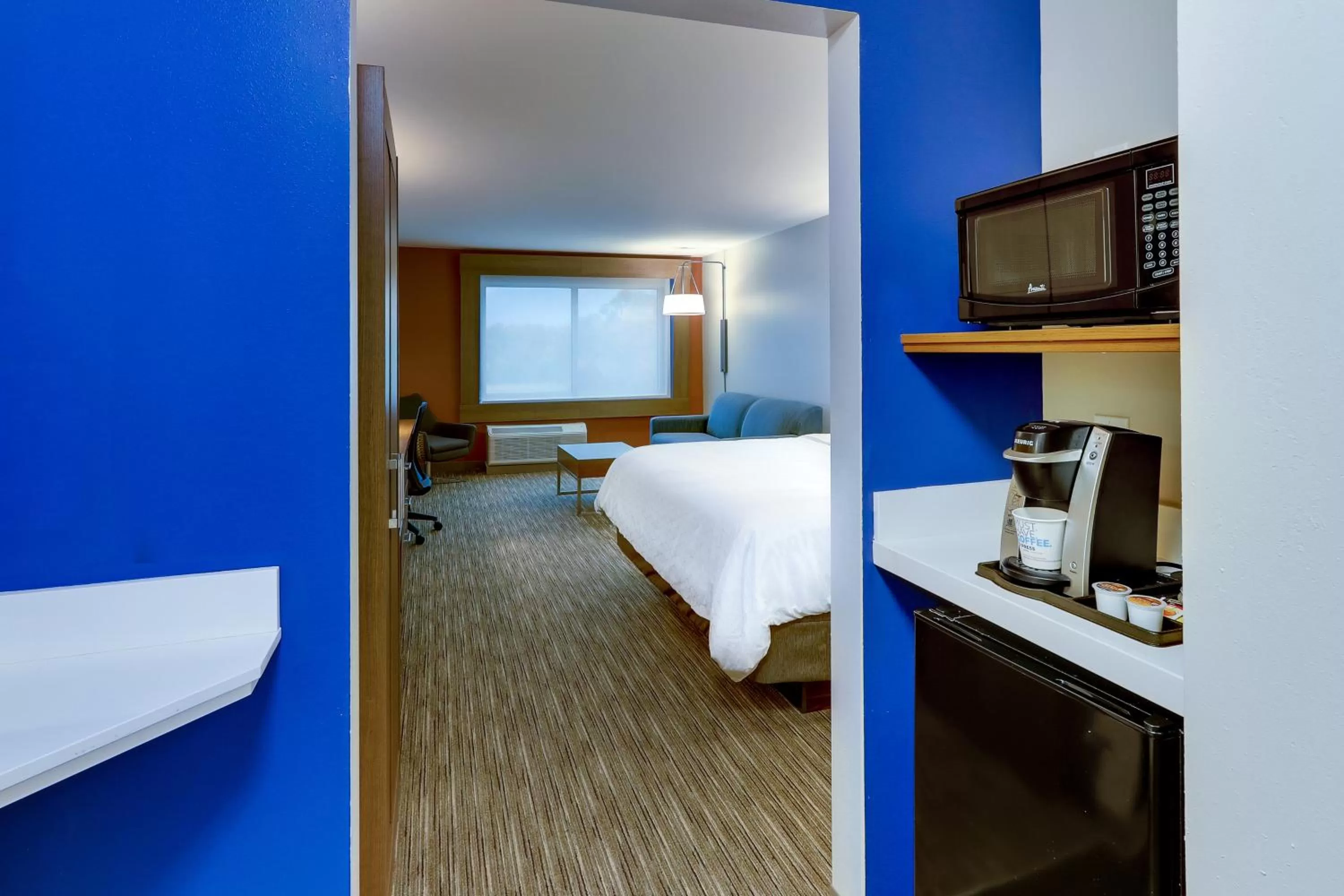 Coffee/tea facilities, Bed in Holiday Inn Express & Suites - Middletown - Goshen by IHG