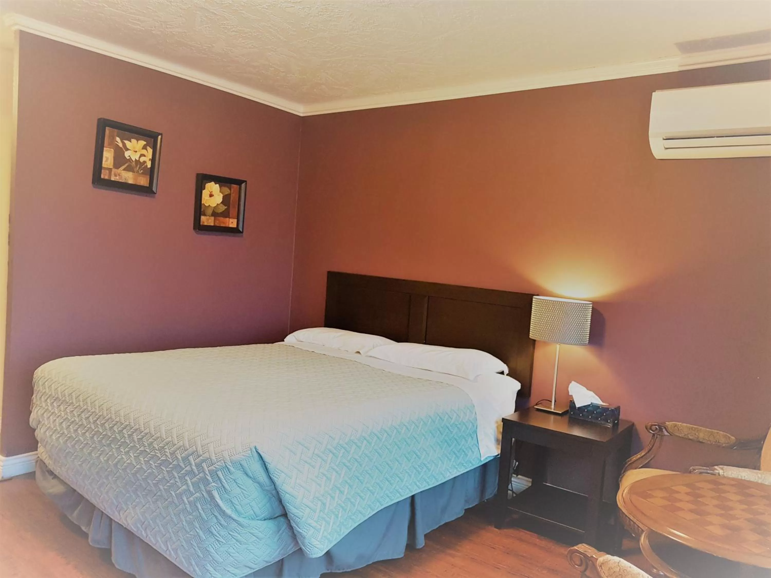 Bed in Westview Centre Motel Ltd