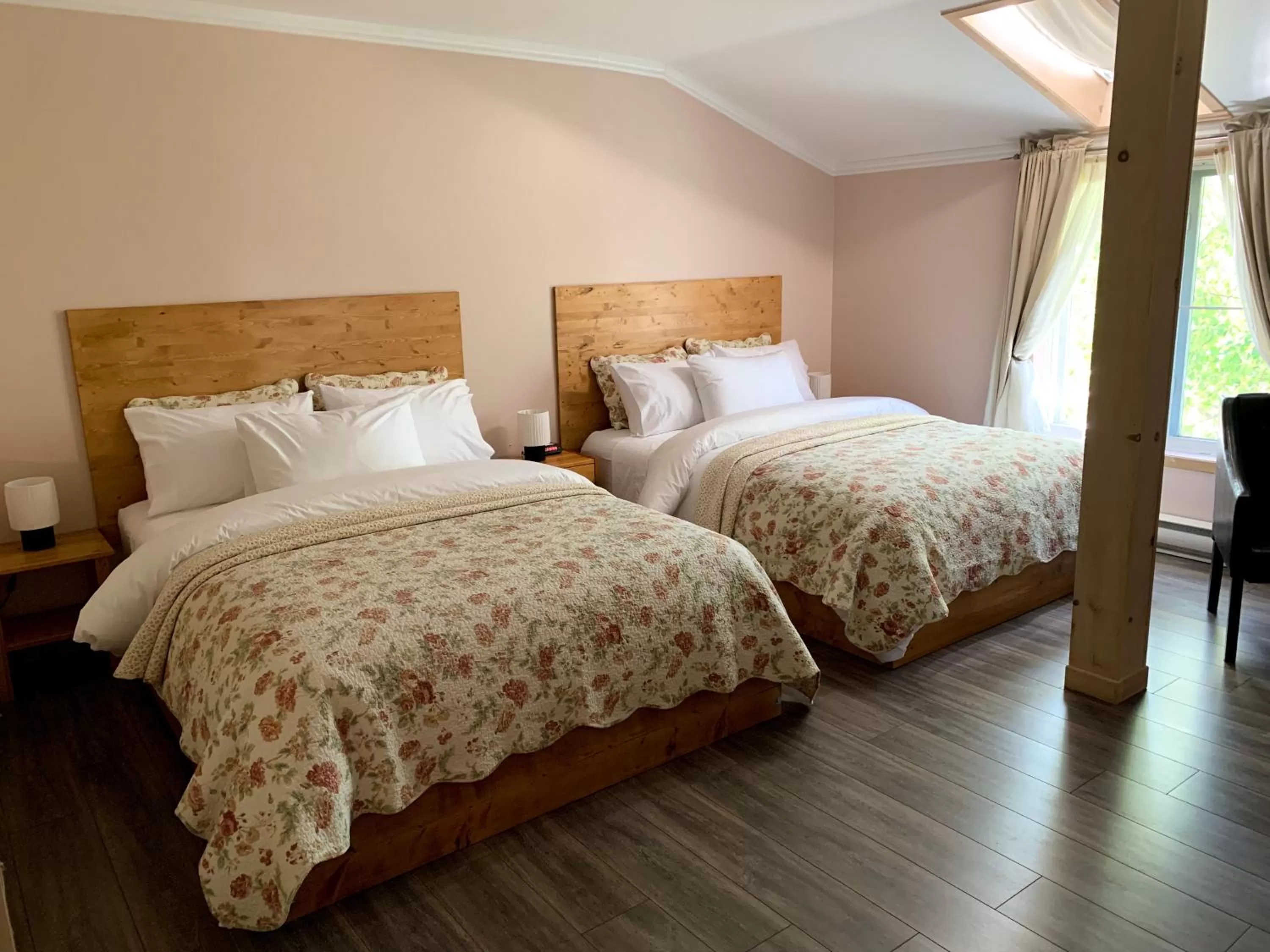 Bed in Auberge la Rosepierre bistro Henri