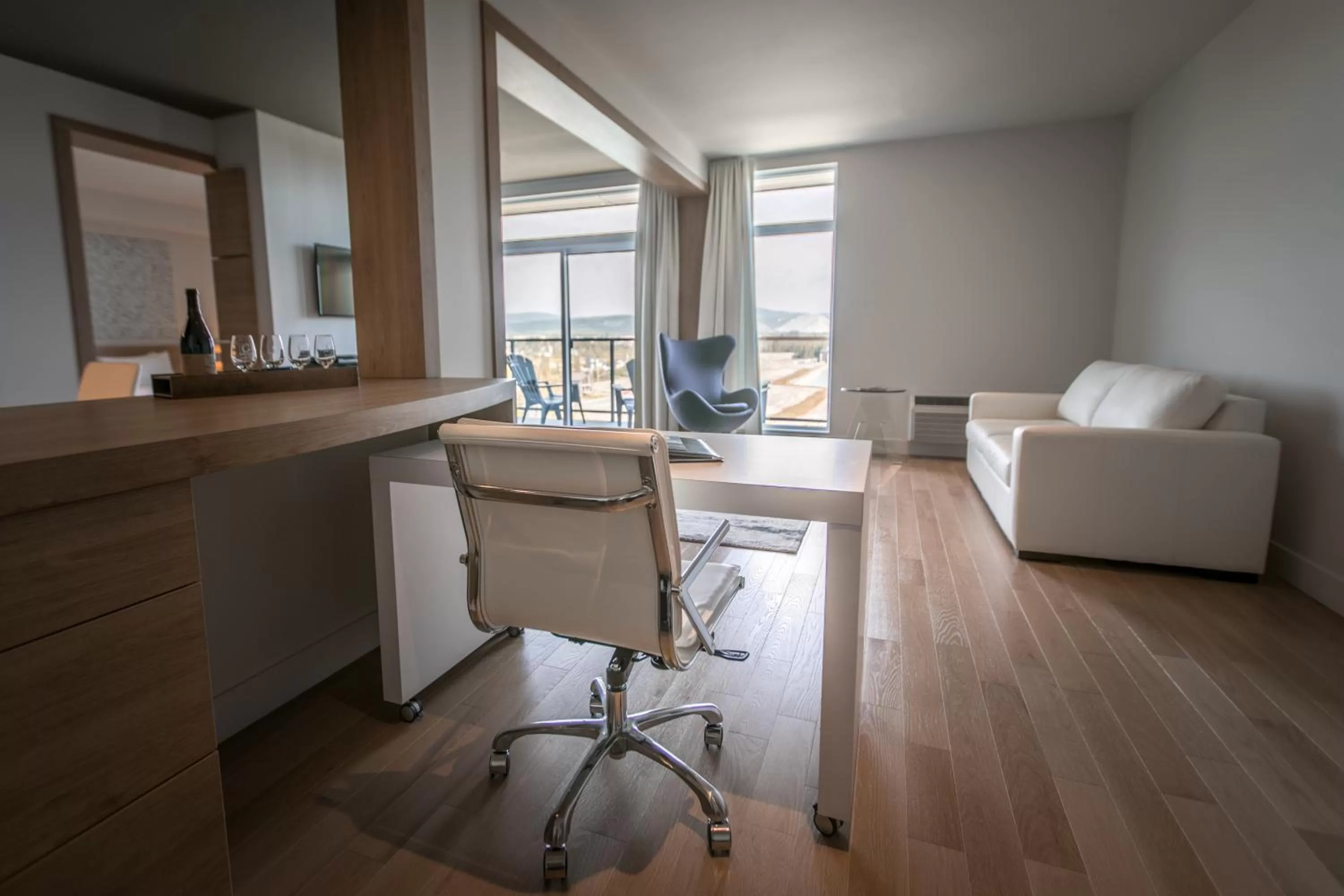 Balcony/Terrace in Hôtel du Domaine, centre de villégiature et de congrès