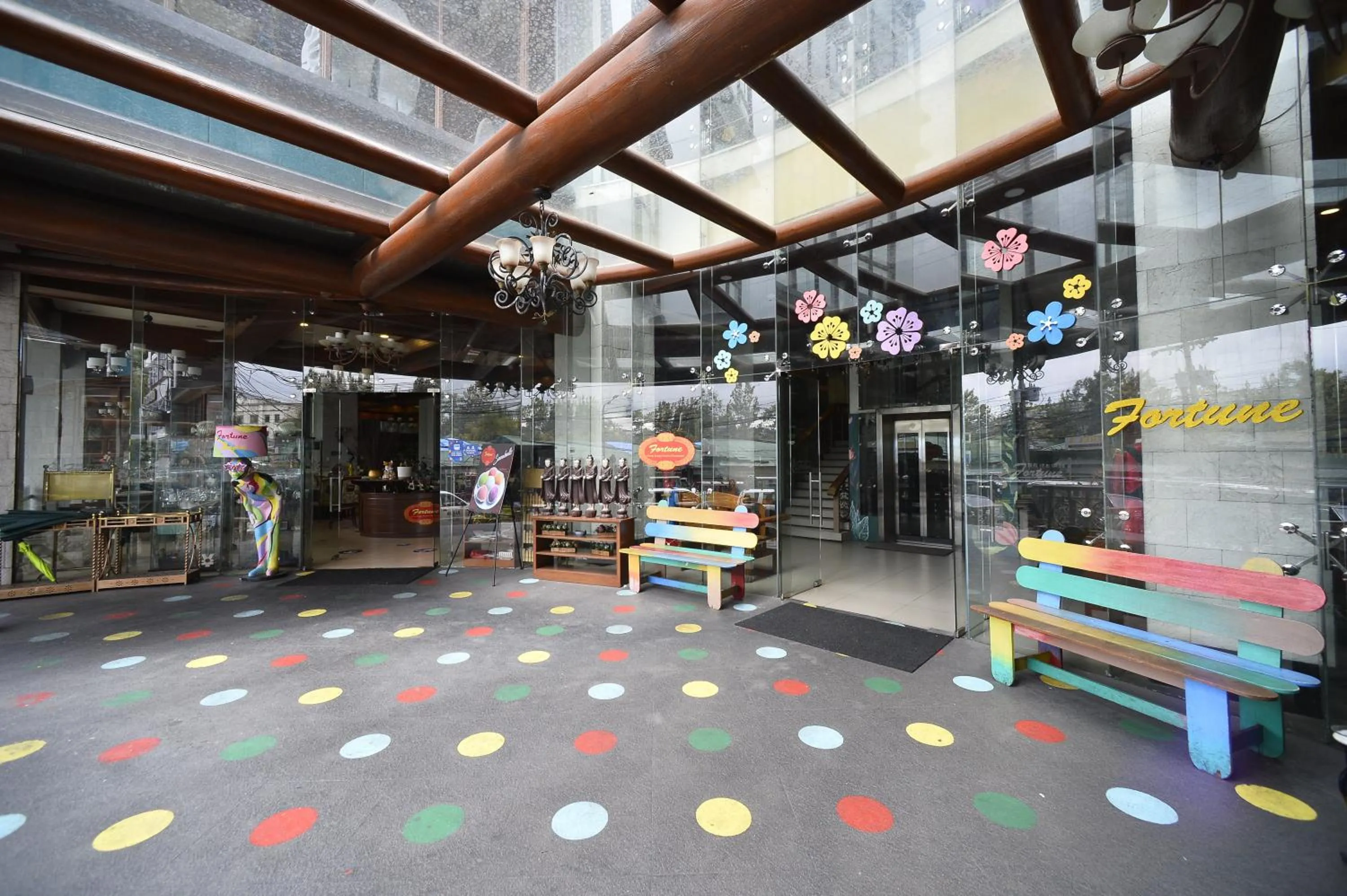 Restaurant/places to eat in Paragon Hotel and Suites