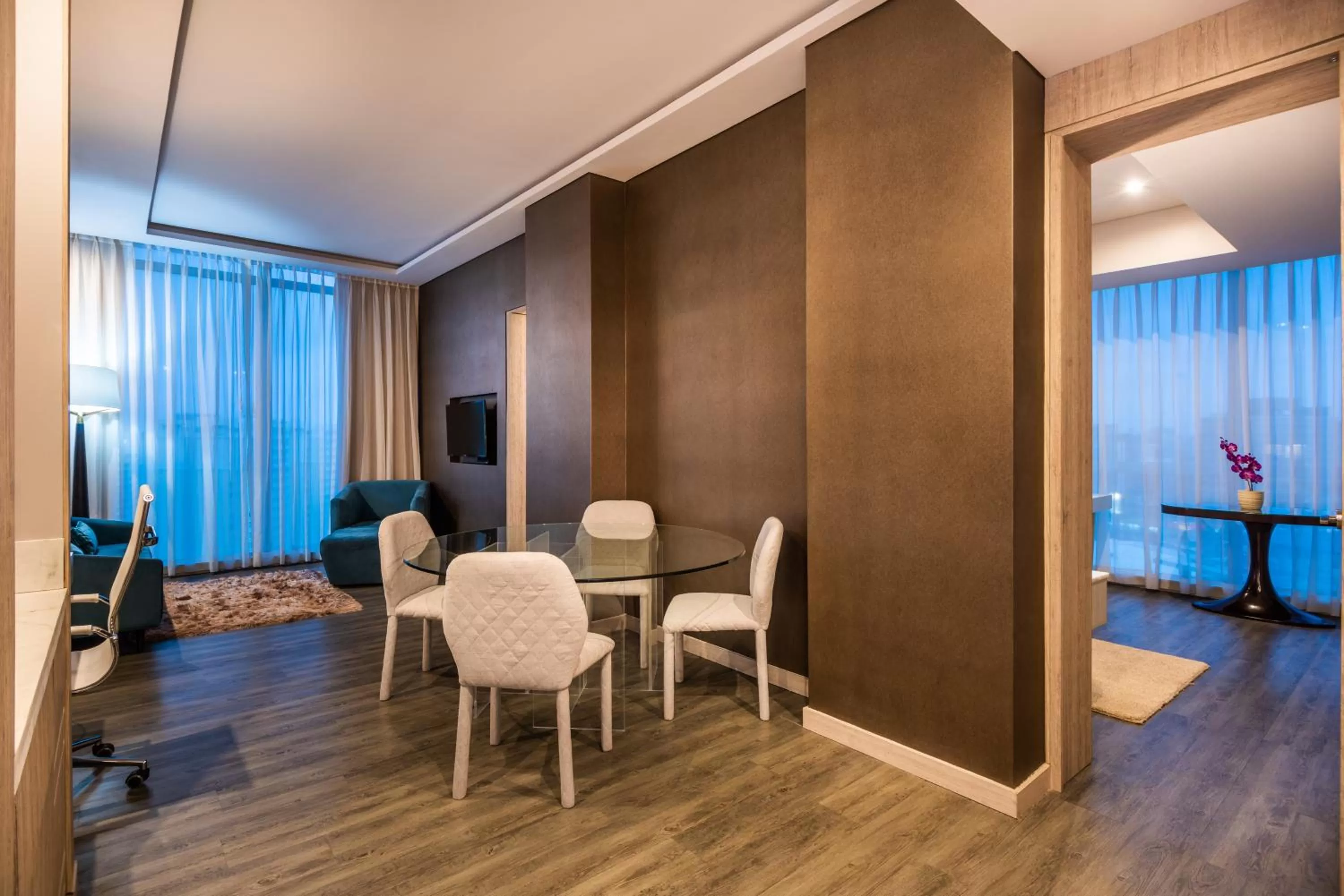 Dining area in Crowne Plaza Barranquilla by IHG