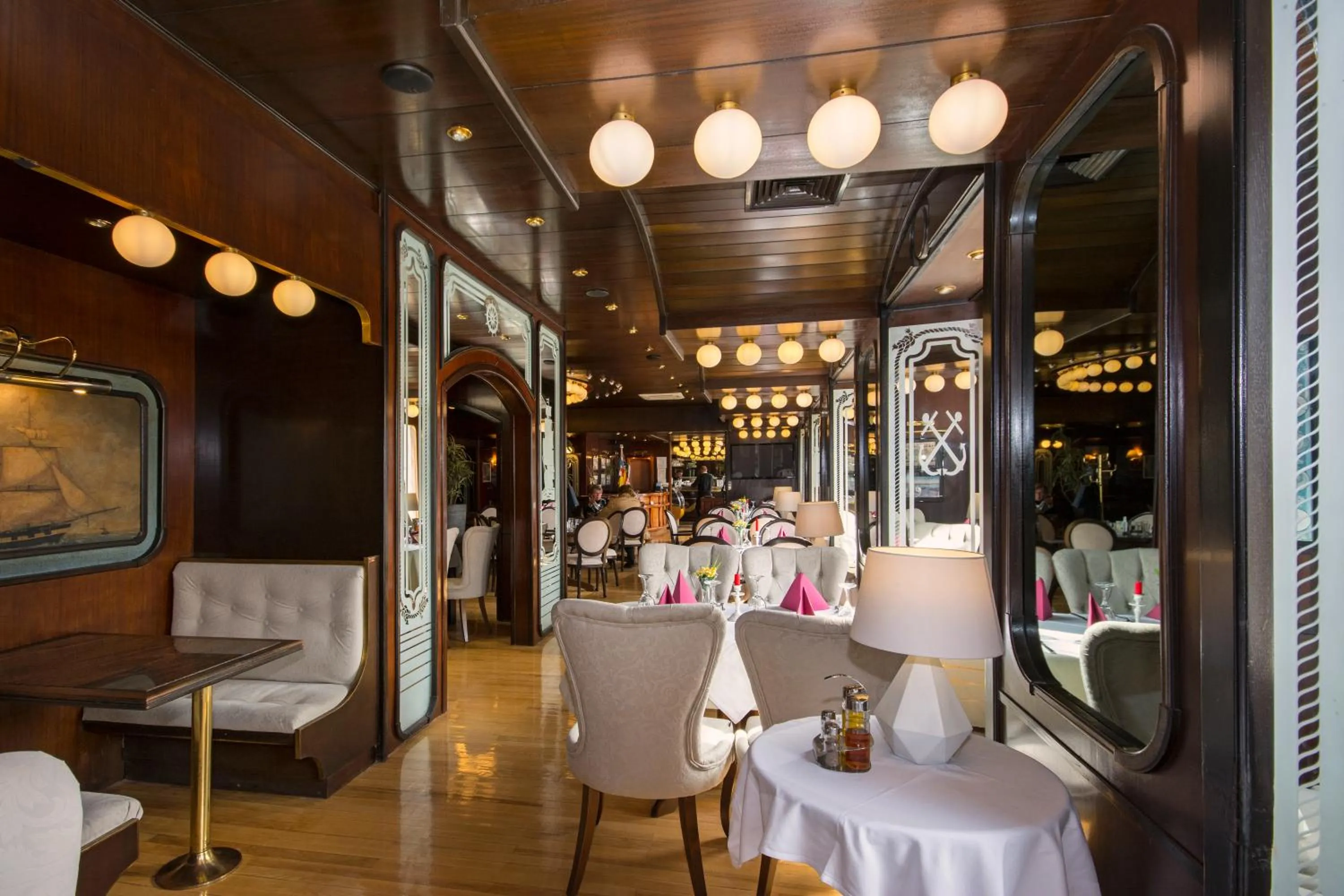 Restaurant/places to eat in Hotel Adriana