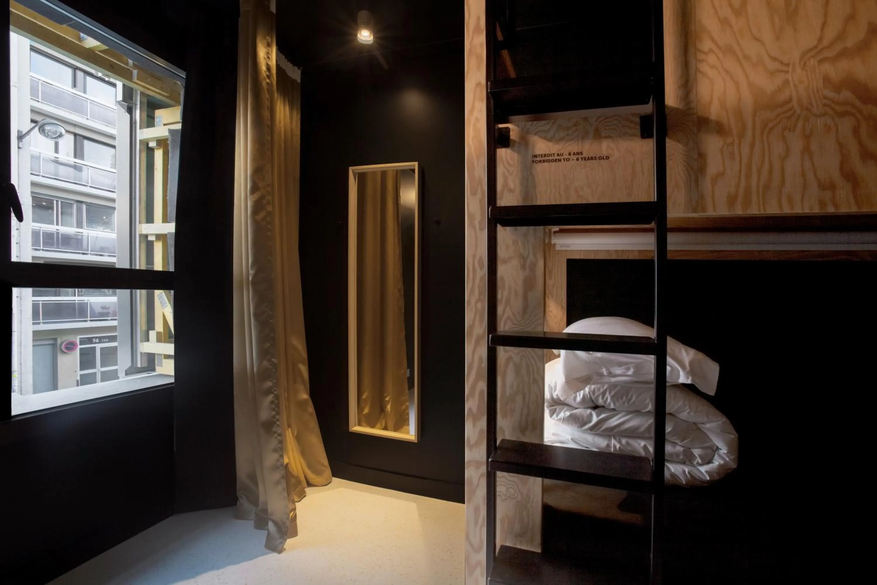 Bed in JO&JOE Paris - Nation