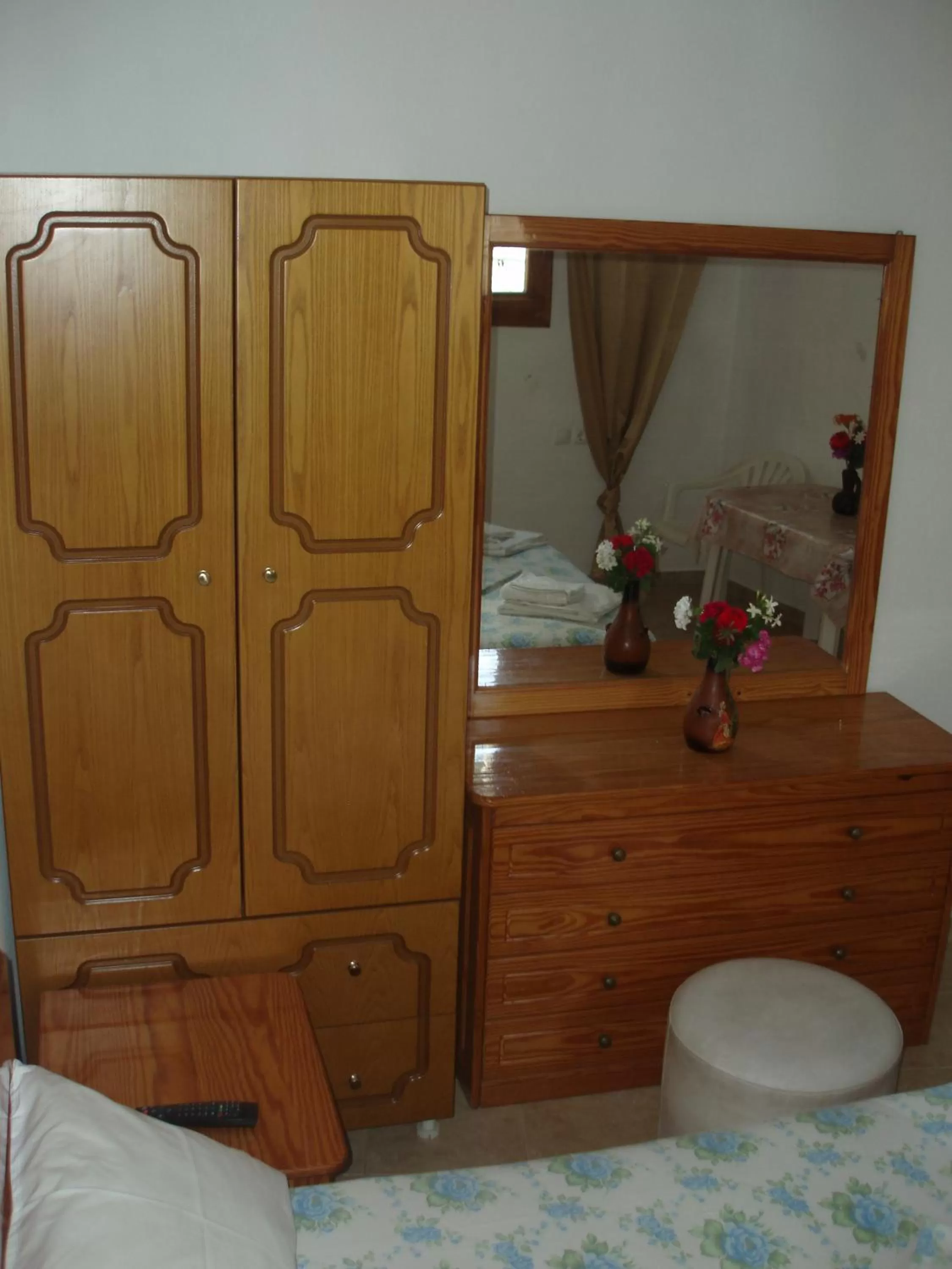 Photo of the whole room, Bed in skiathos studios HL