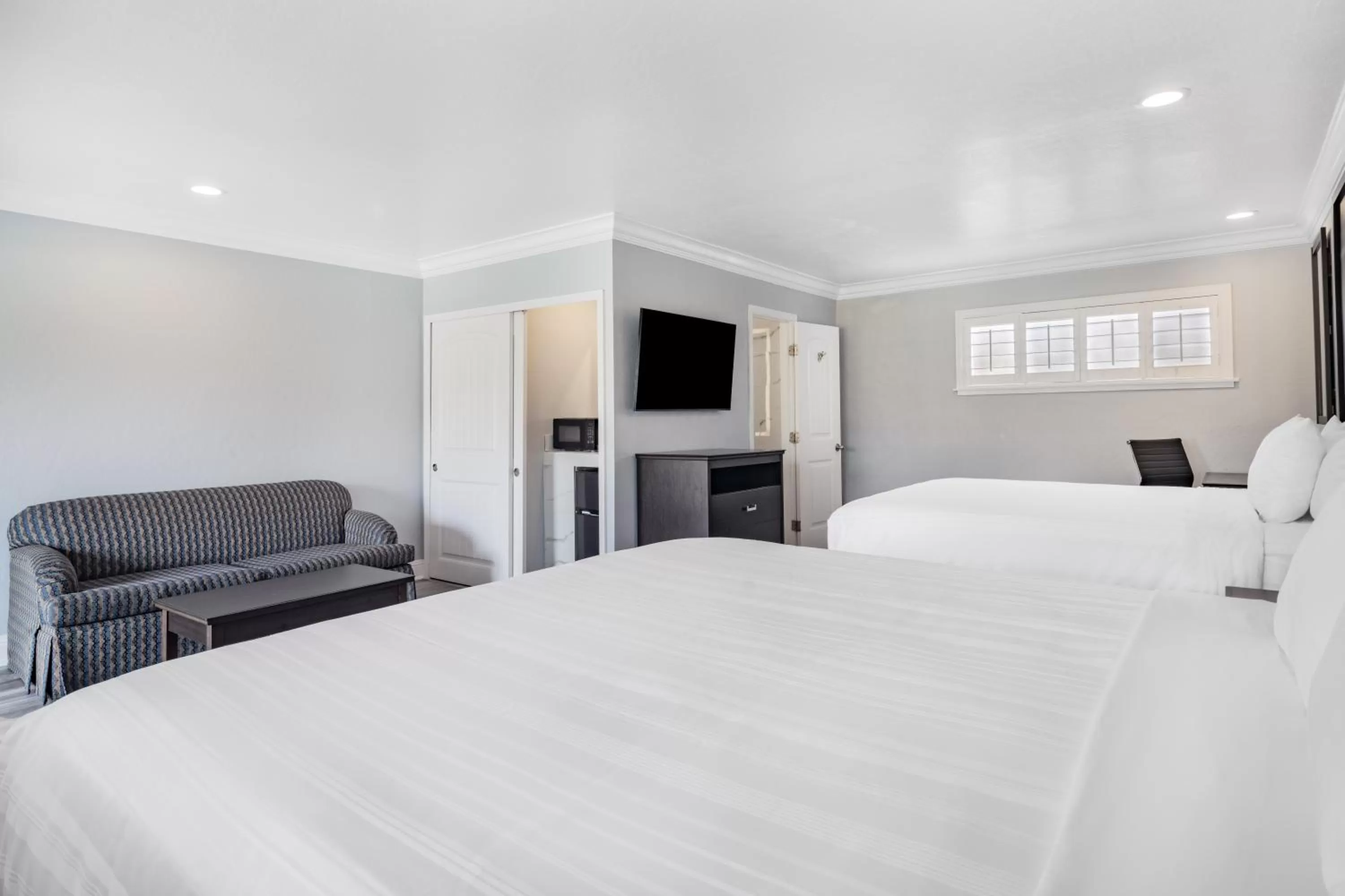 Photo of the whole room, Bed in Aura Inn Monterey