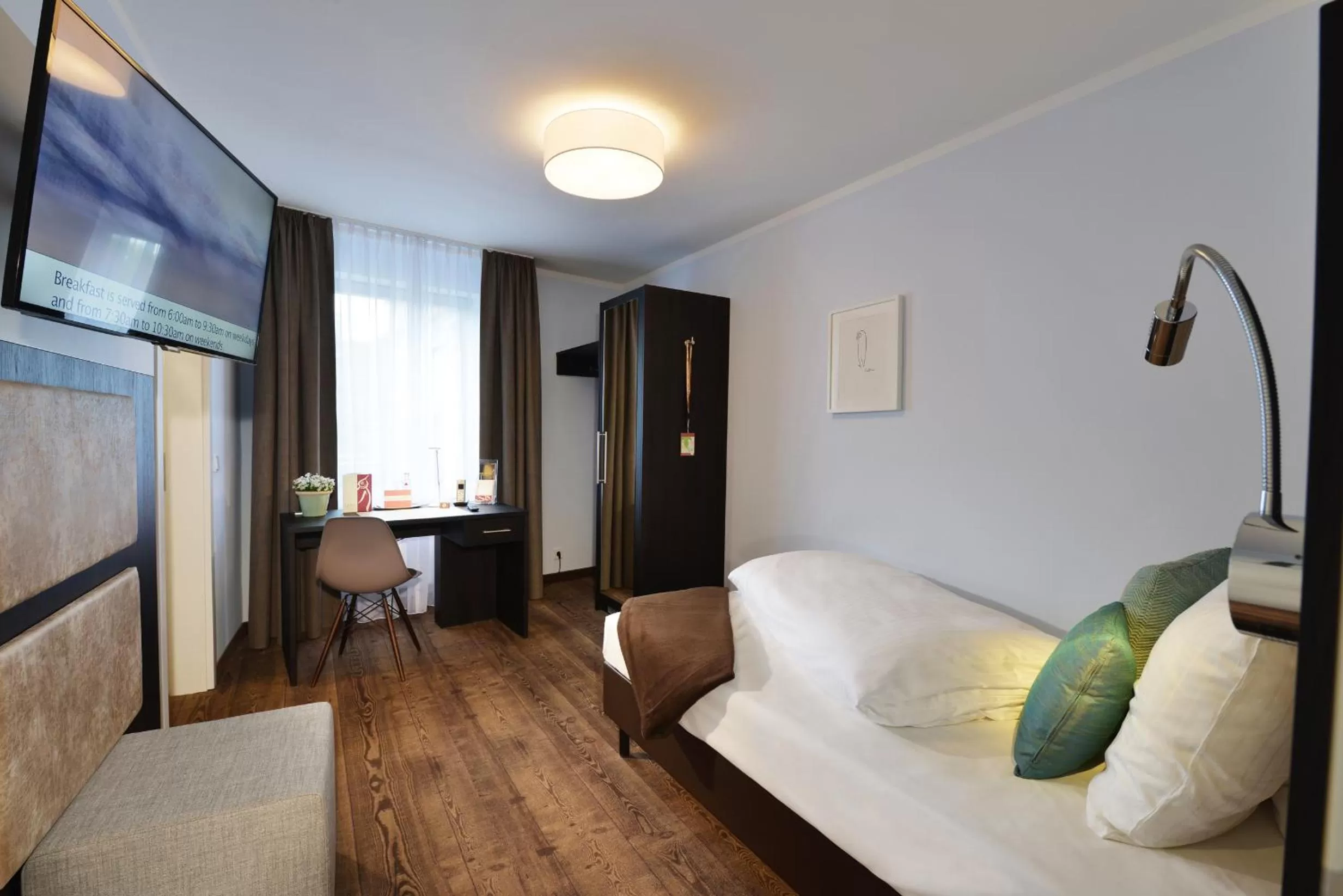 Photo of the whole room, Bed in UHU Gästehaus Superior