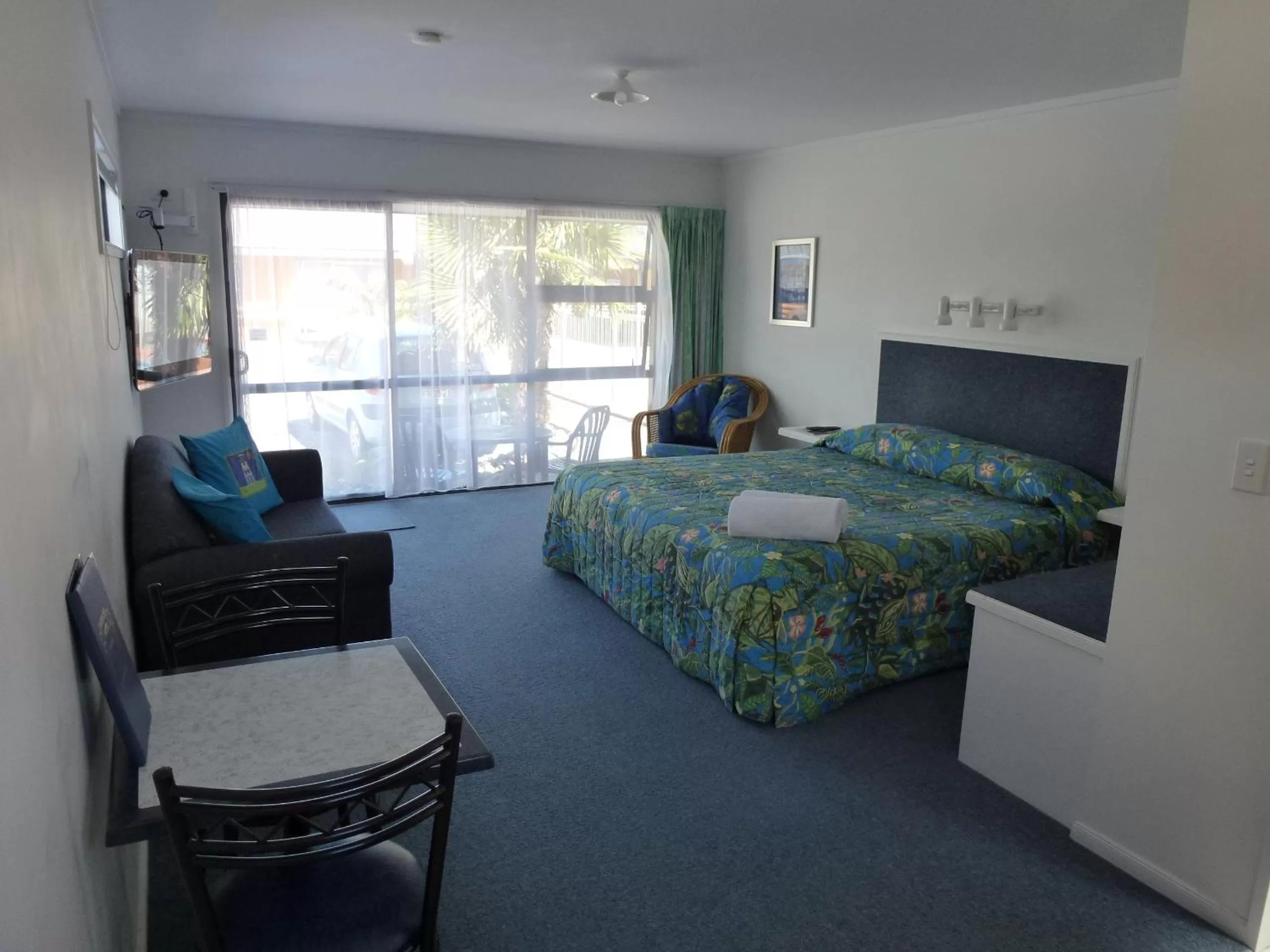 Photo of the whole room, Bed in Mana-Nui Motel