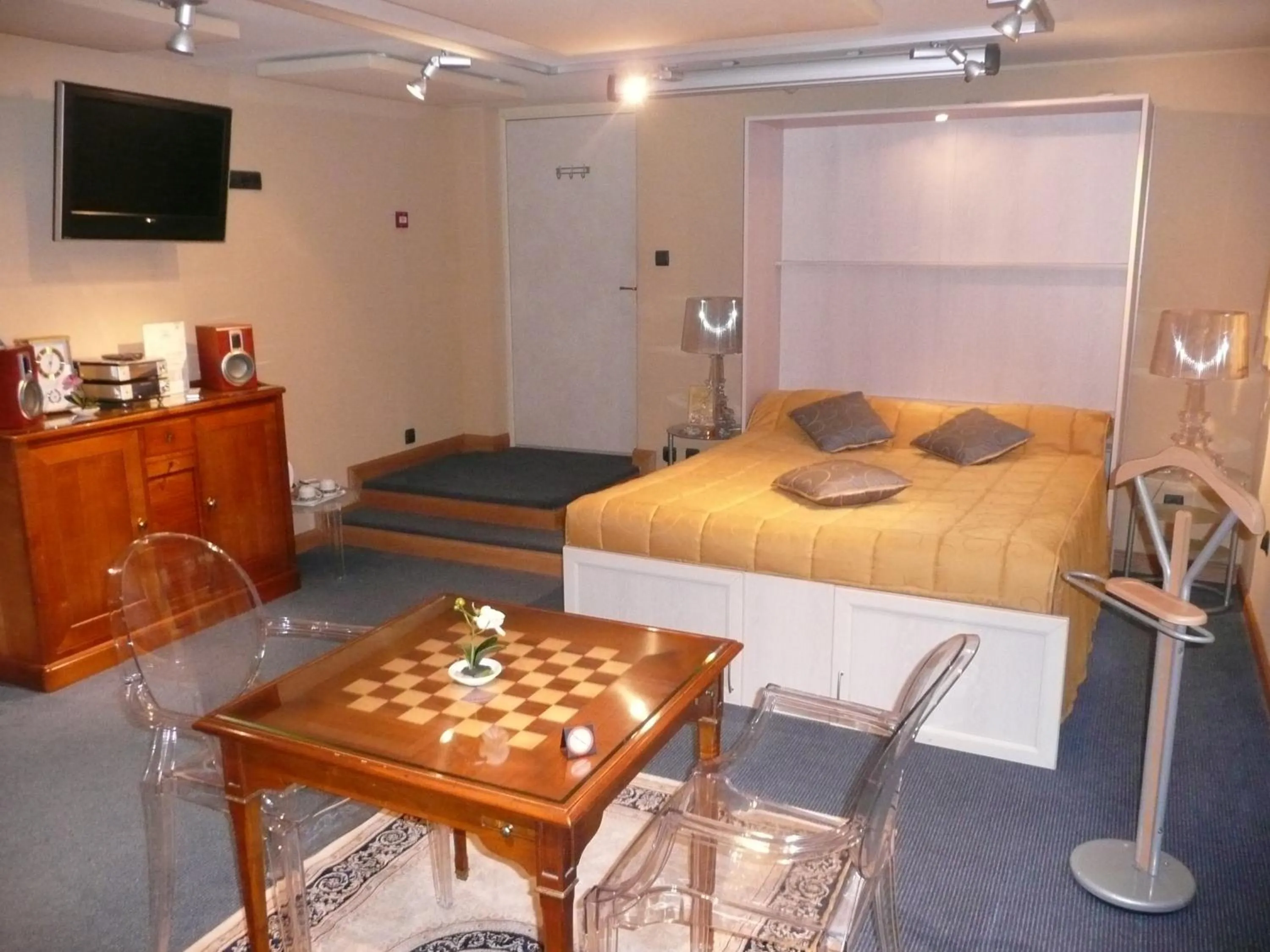 Bedroom, Bed in Hotel De Clisson Saint Brieuc