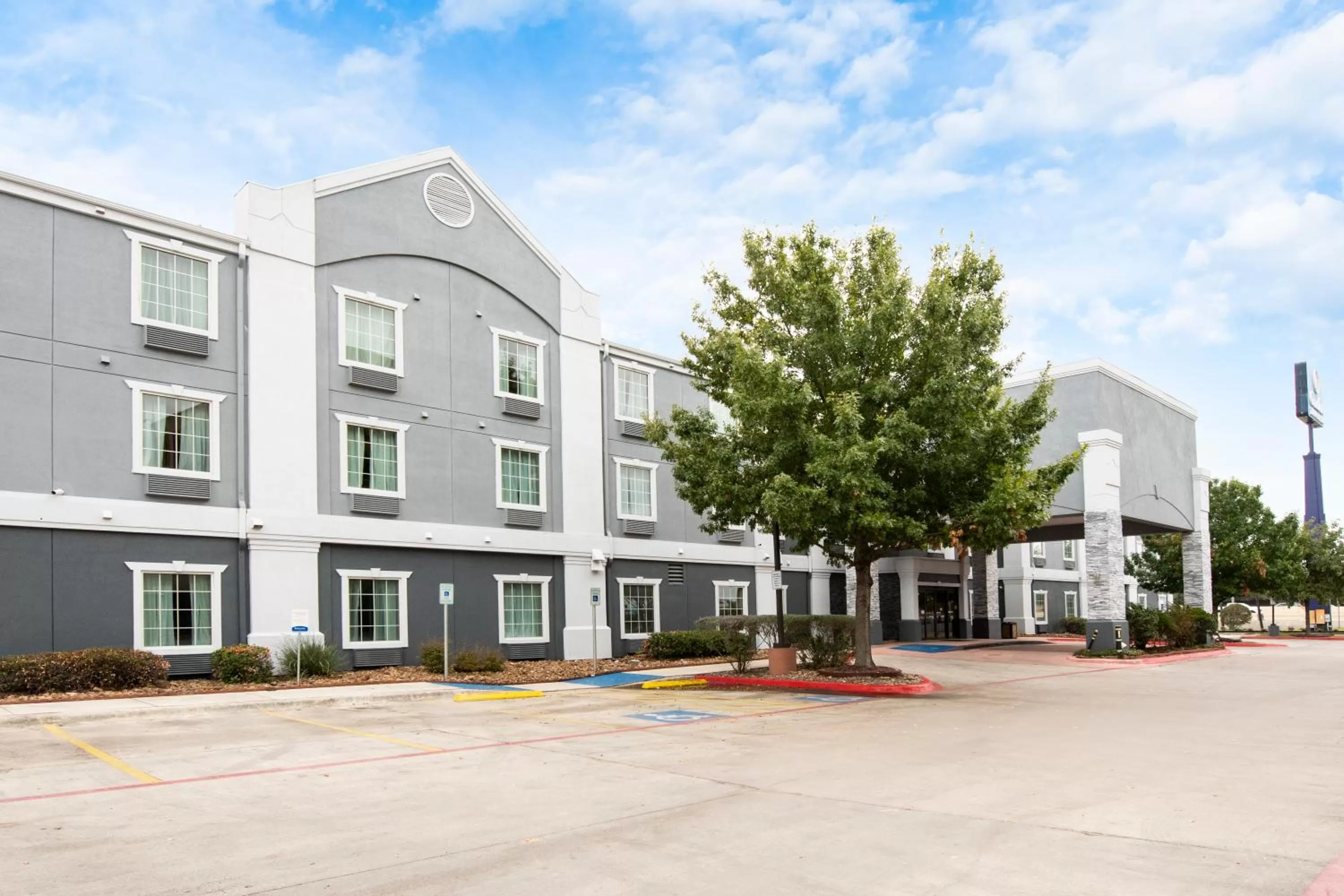 Property building in Comfort Inn & Suites Near Medical Center