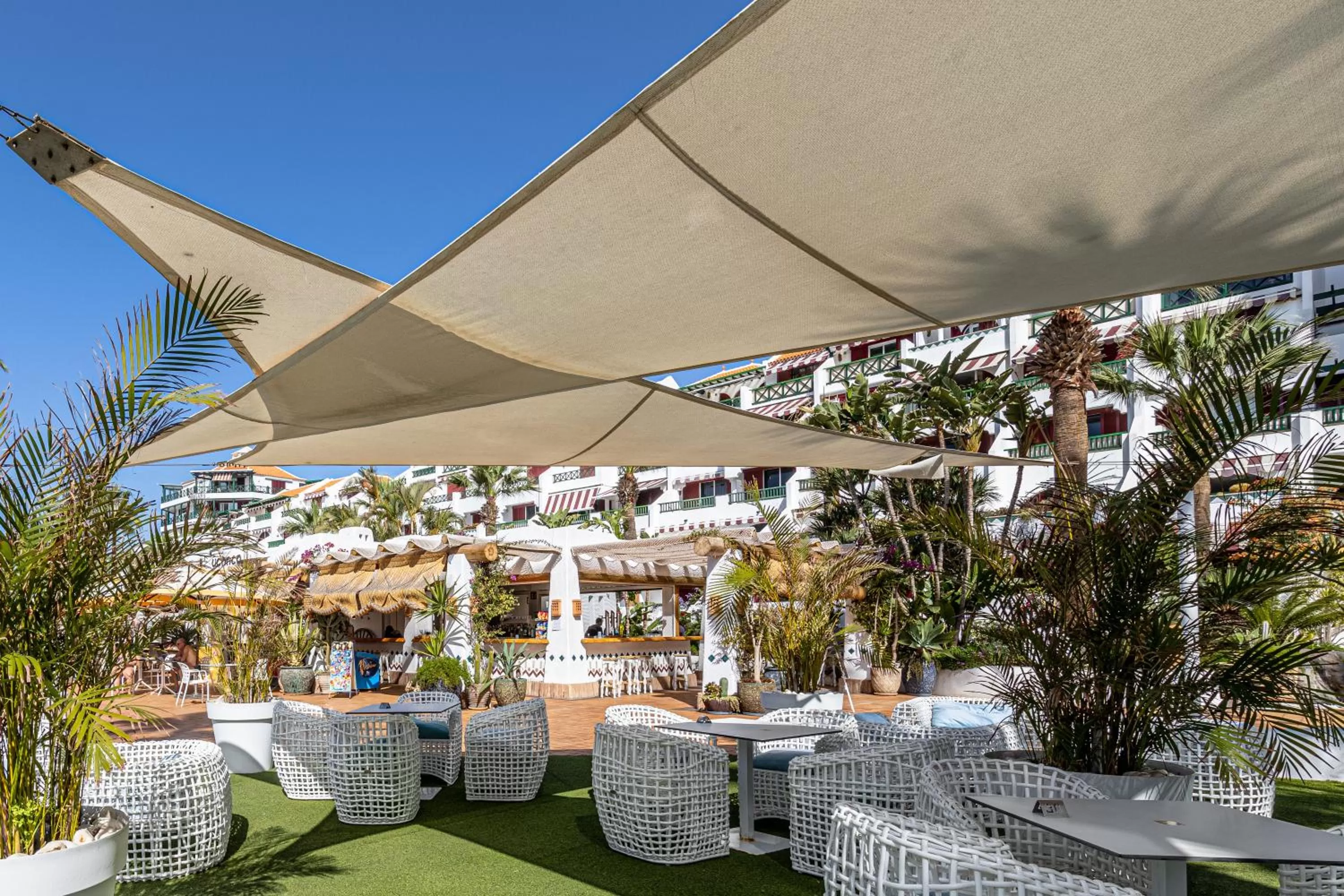 Restaurant/places to eat in Parque Santiago IV Official