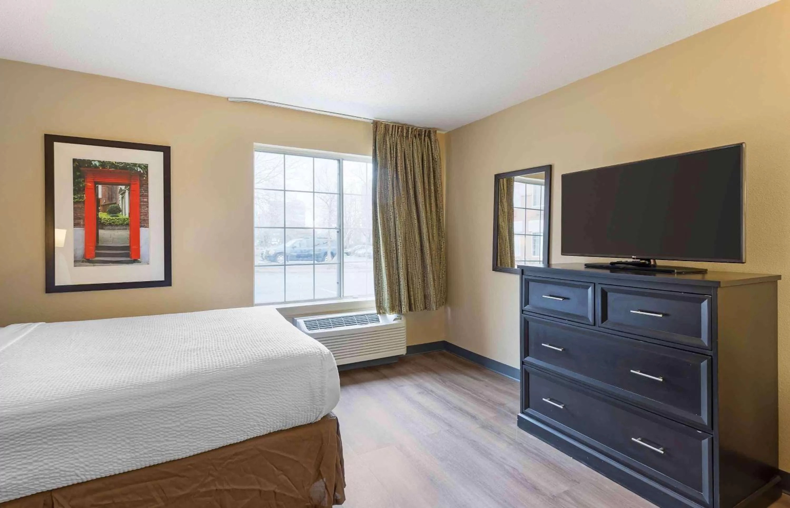Bedroom, Bed in Extended Stay America Select Suites - St Louis - Airport - Central