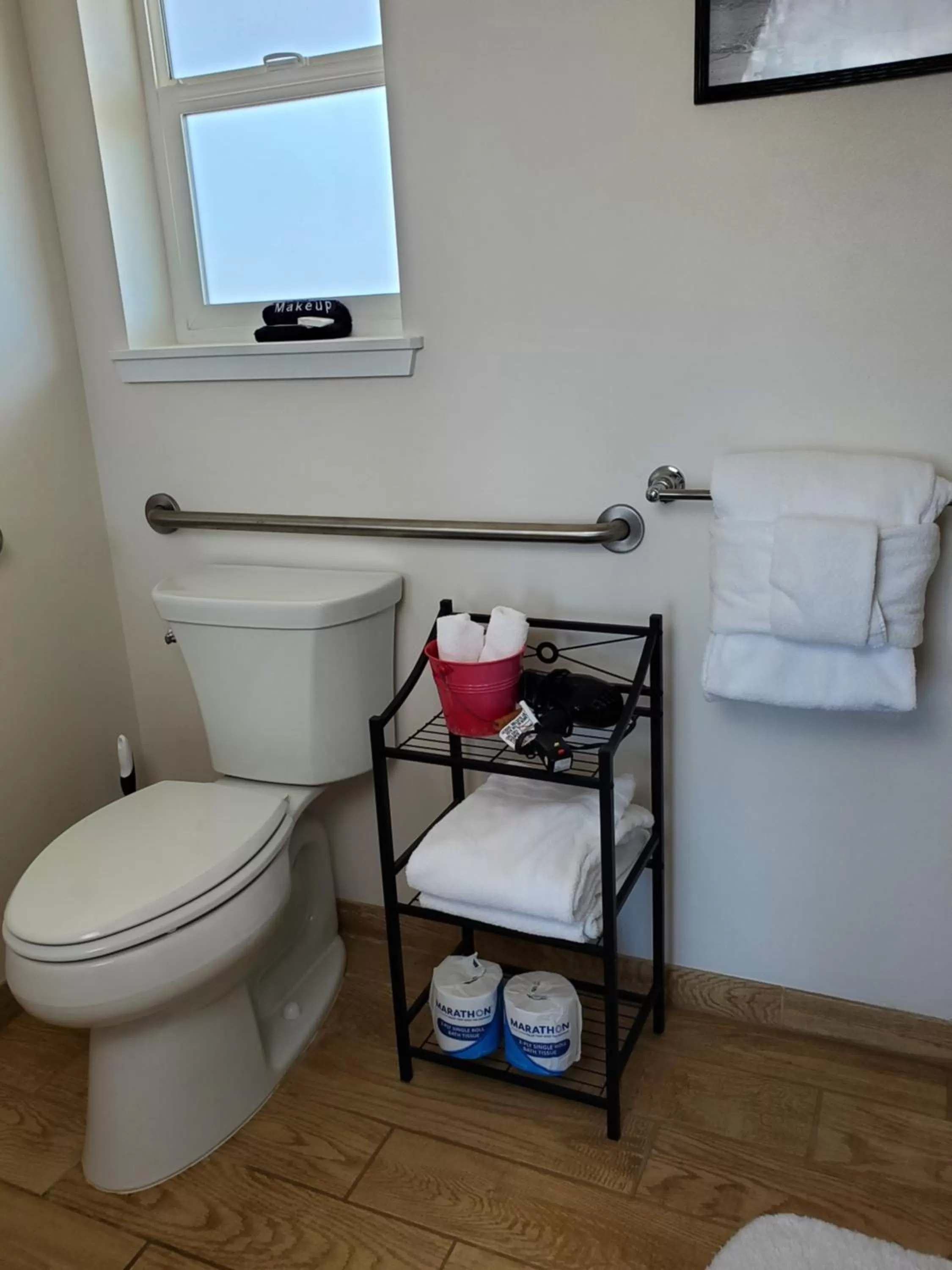 Shower, Bathroom in Moonstone Beach Motel