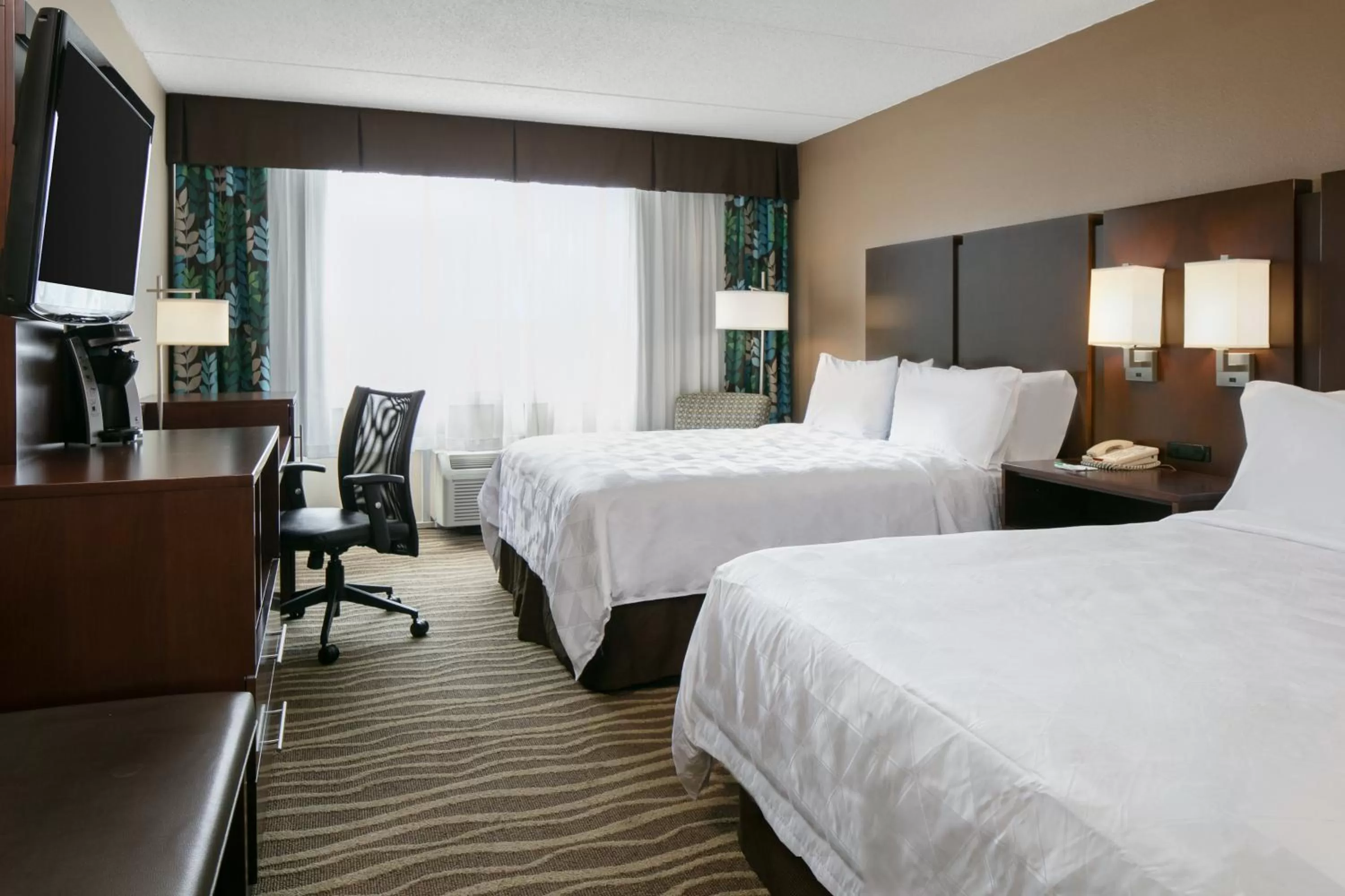 Photo of the whole room, Bed in Holiday Inn Hotel & Suites Overland Park-West by IHG