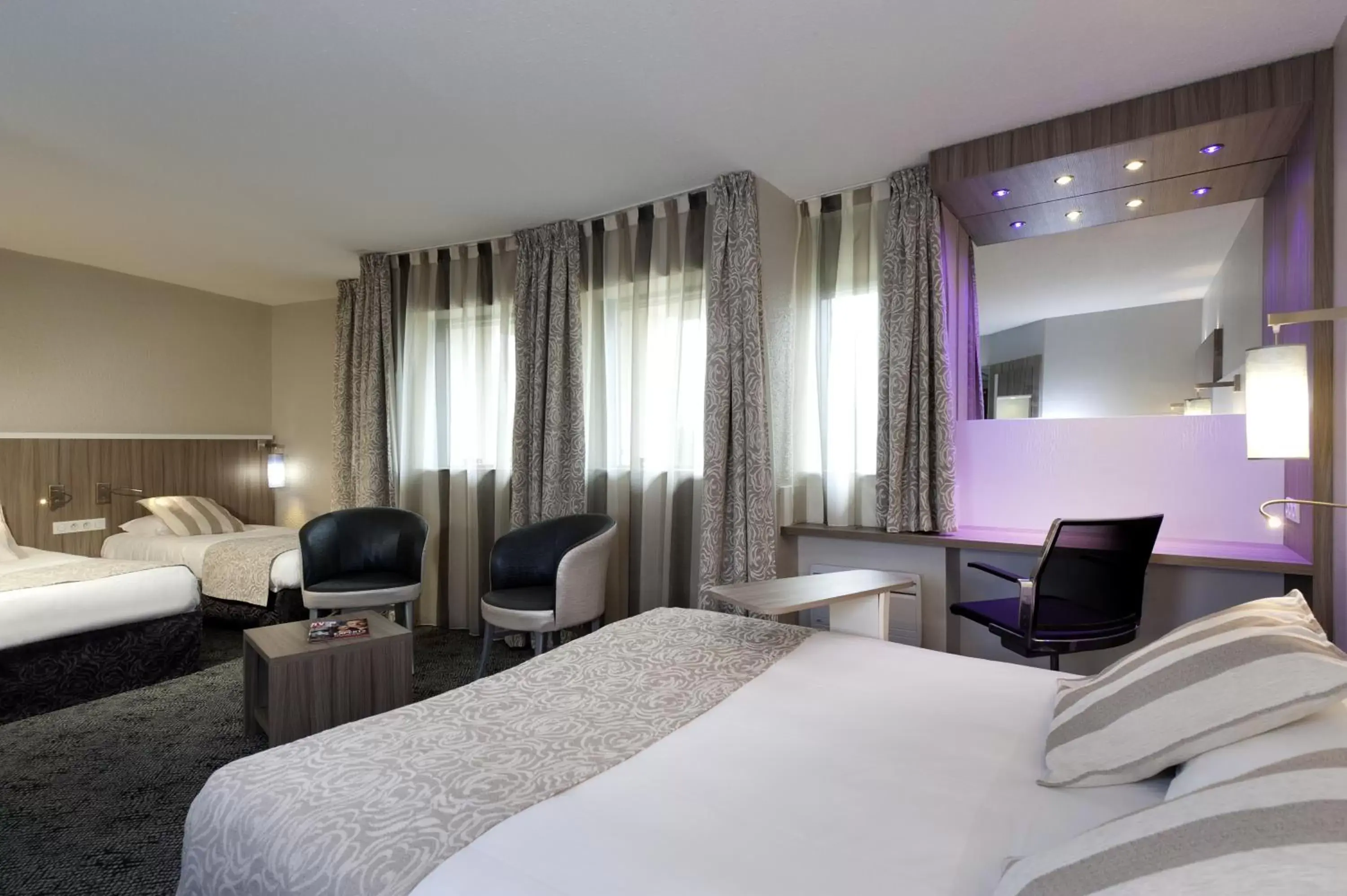 Suite with Double Bed and Twin Beds in ibis Styles Melun Suite with Double Bed and Twin Beds in ibis Styles Melun