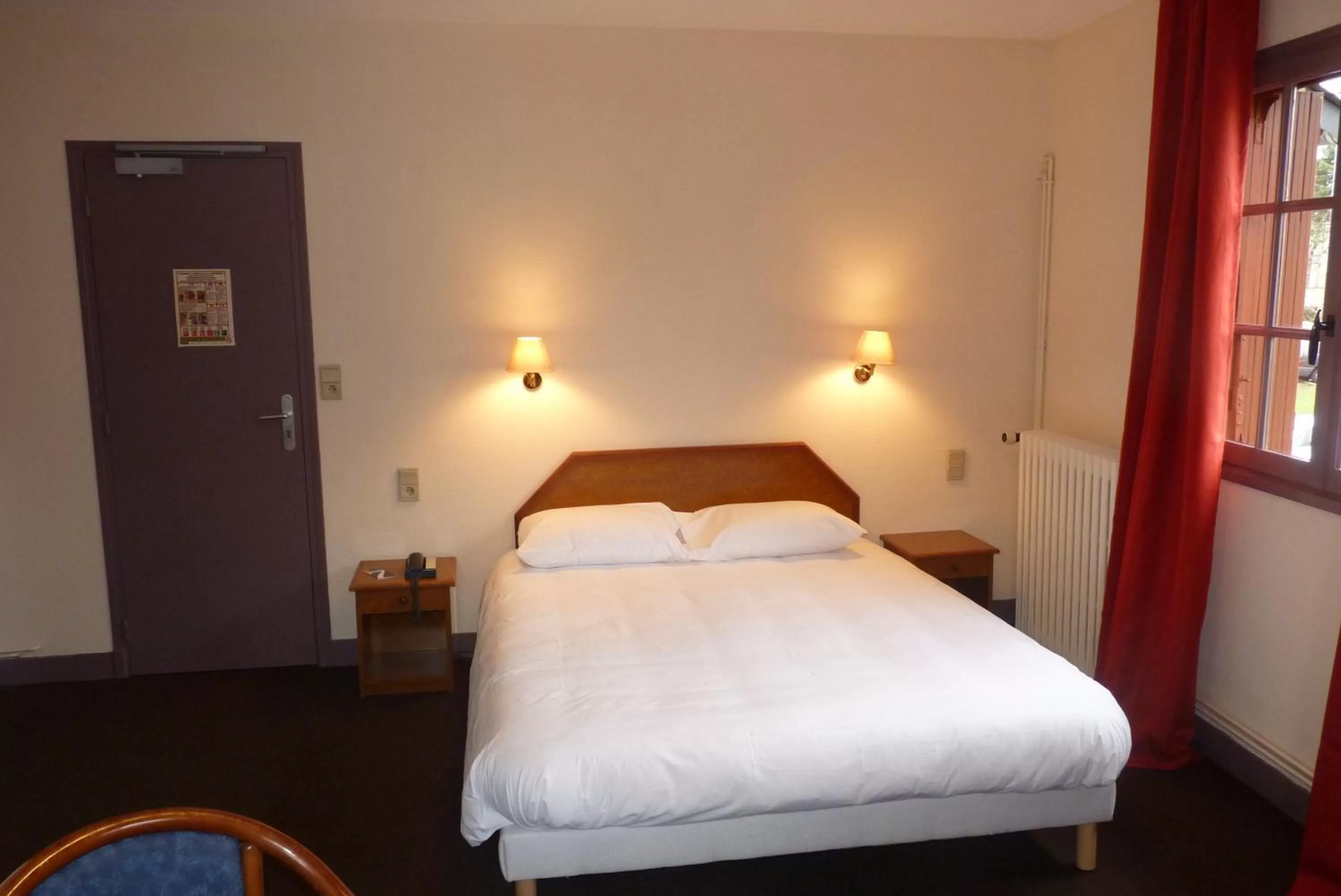 Bedroom in Hôtel-Restaurant La P'tite Auberge