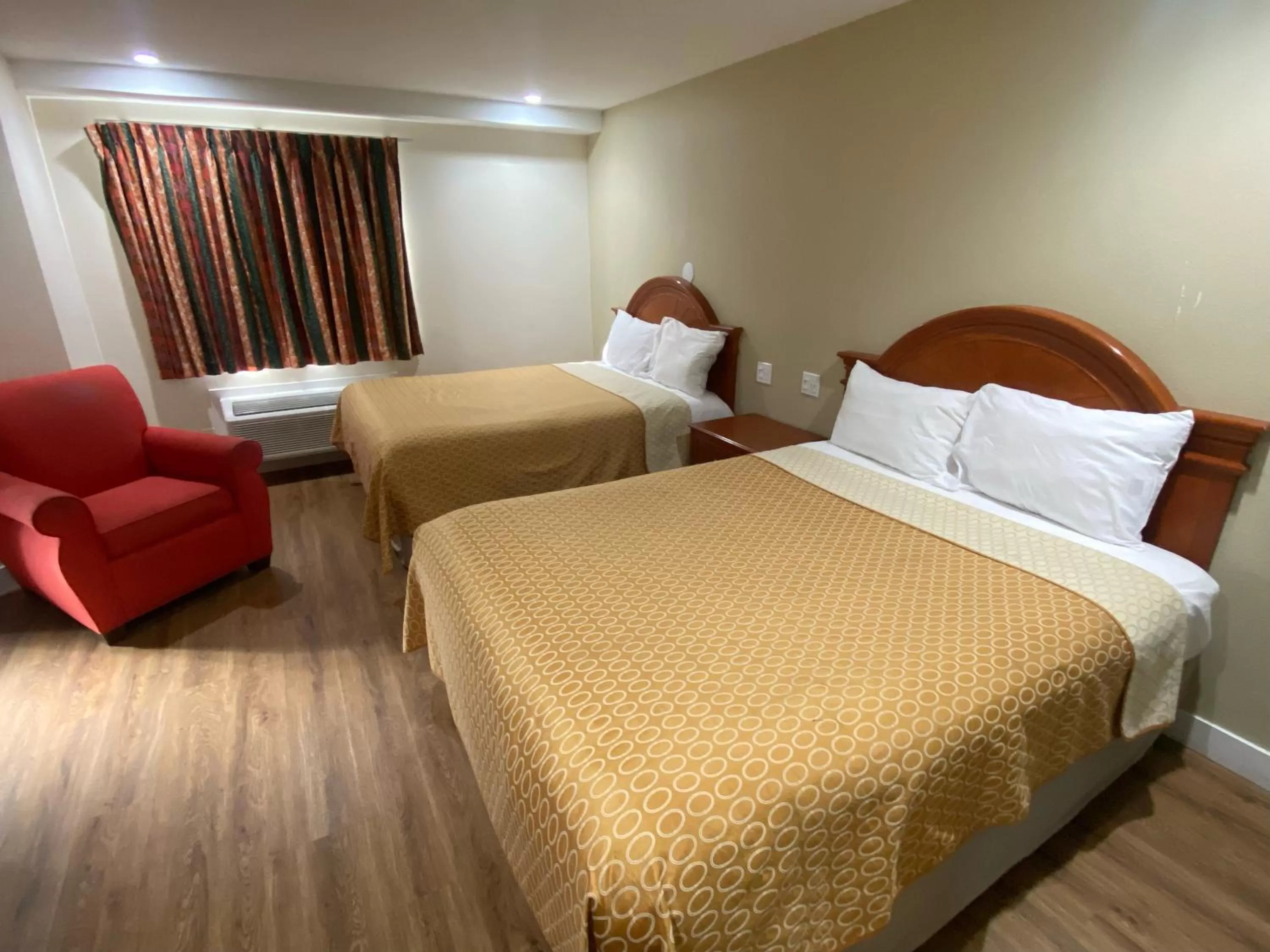 Bed in Royale Inn Motel