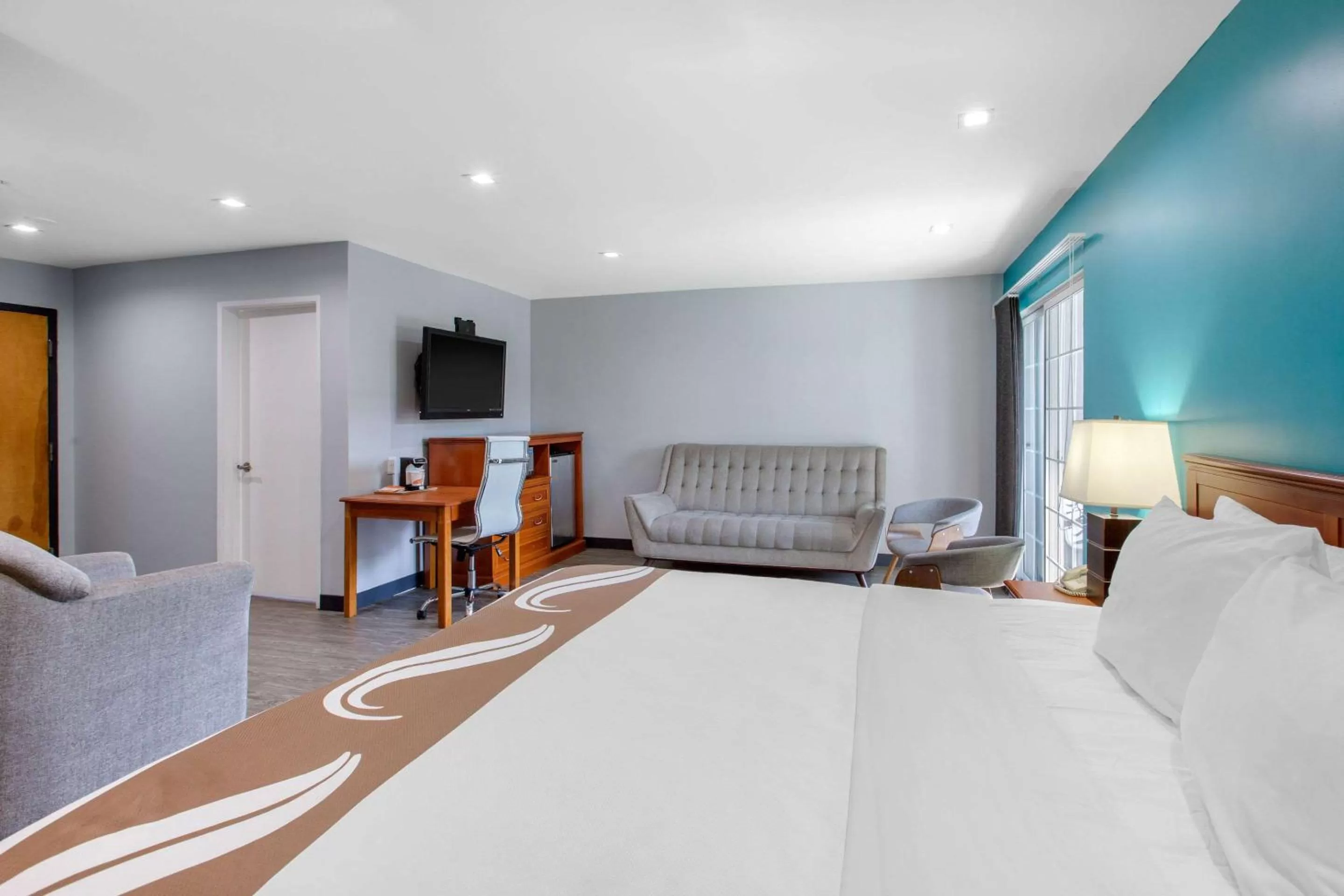 Photo of the whole room, Bed in Quality Inn Near Hollywood Walk of Fame