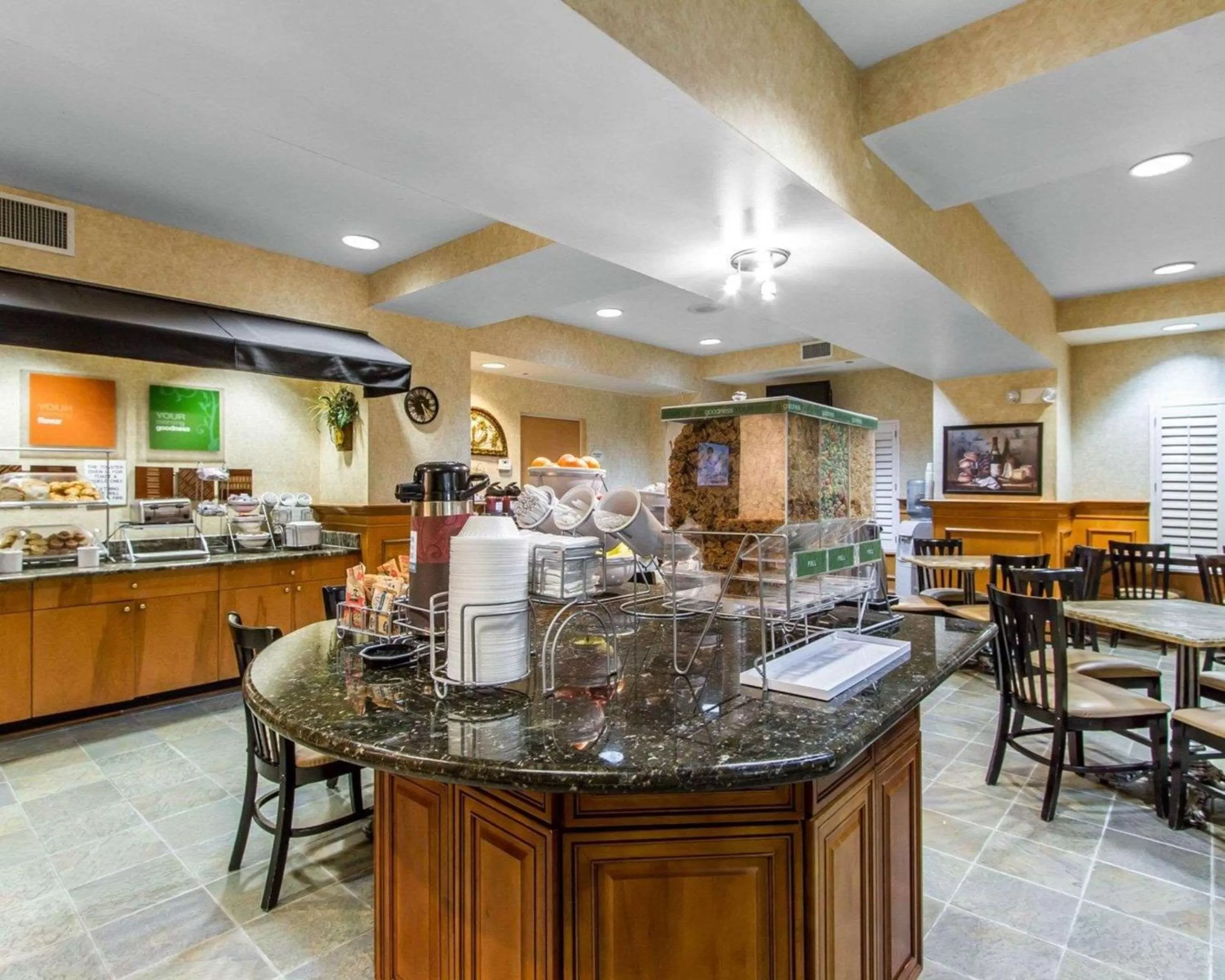 Restaurant/places to eat in Comfort Suites Kenner