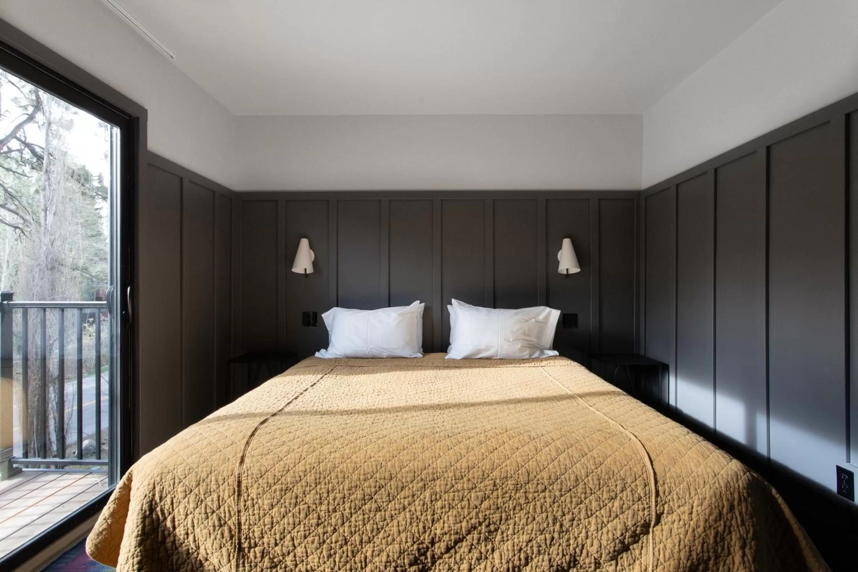 King Room with Balcony in The Coachman Hotel