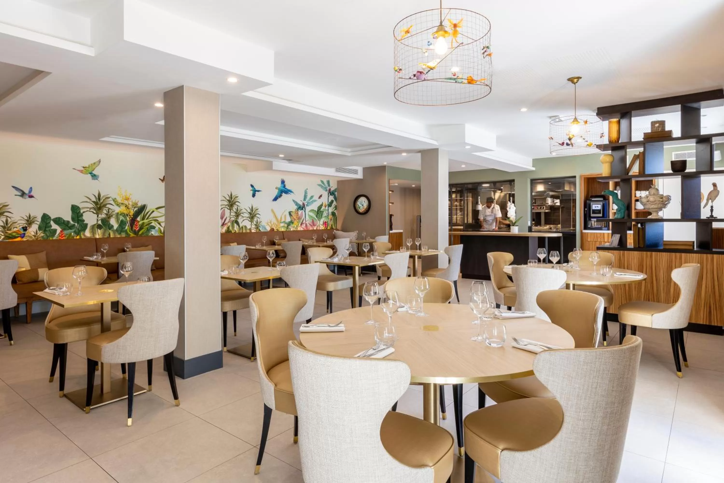 Restaurant/places to eat in Eden Rose Grand Hotel BW Premier Collection