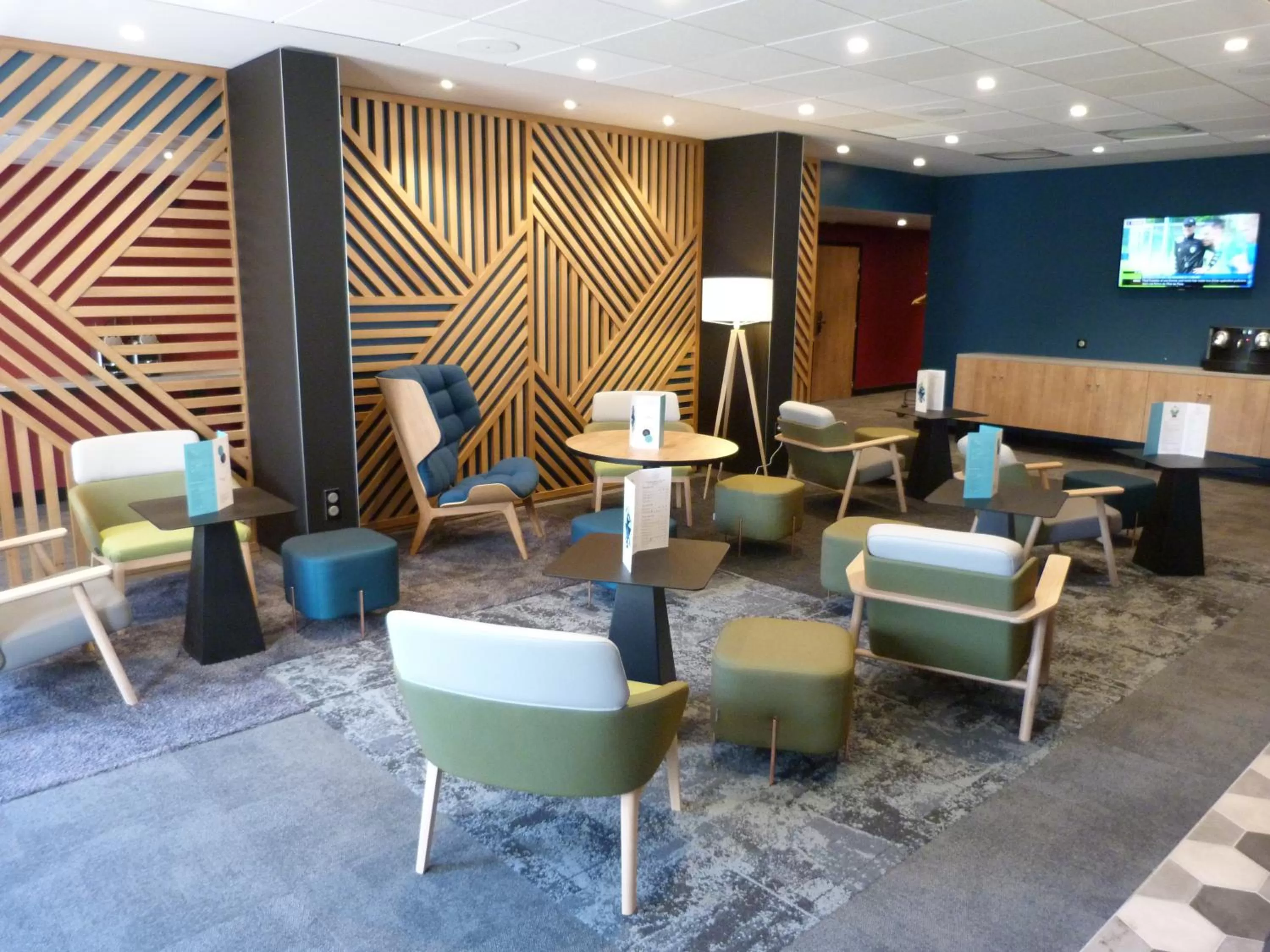 Lounge or bar in Novotel Caen Côte de Nacre