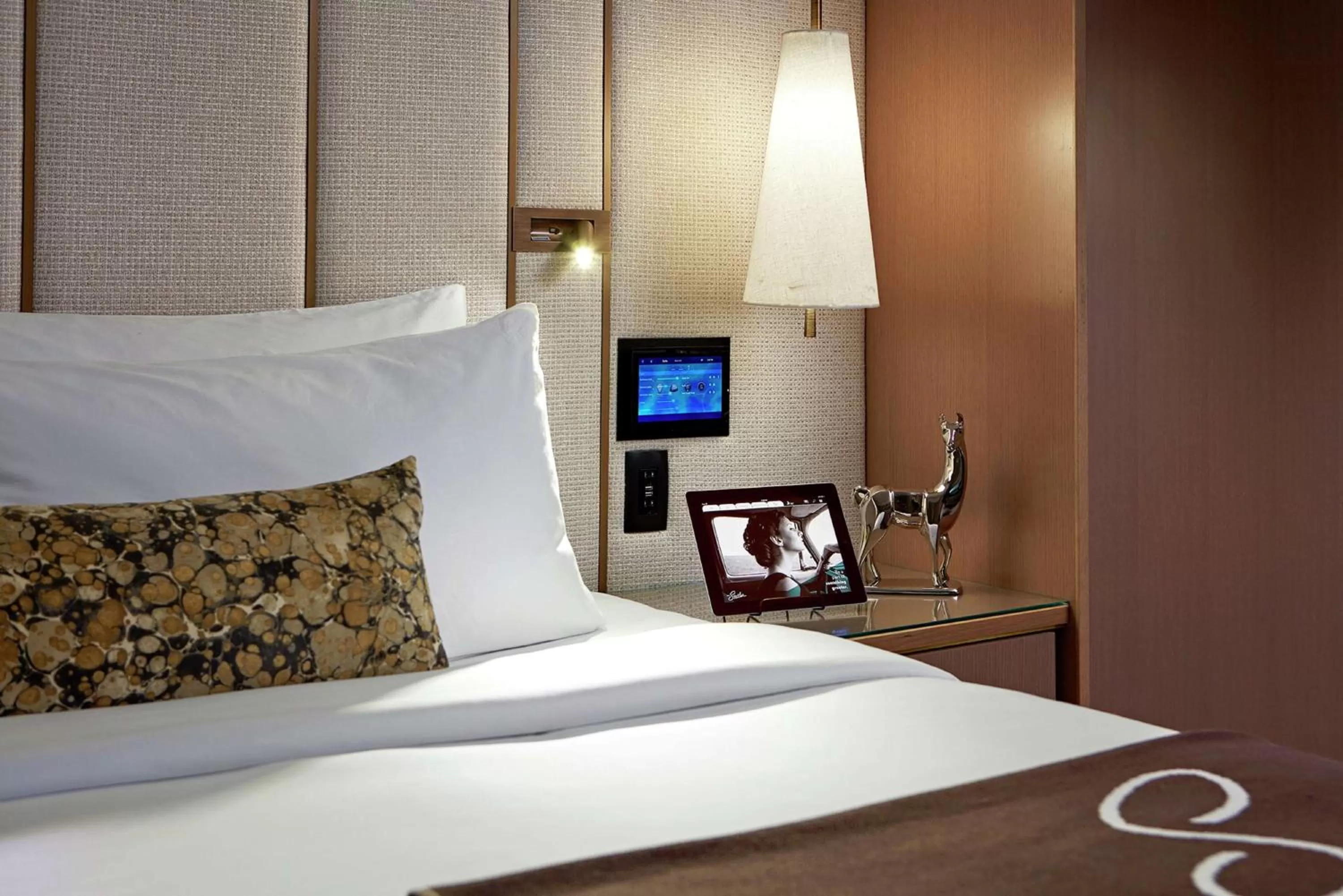 Bedroom, Bed in The Statler Dallas, Curio Collection By Hilton