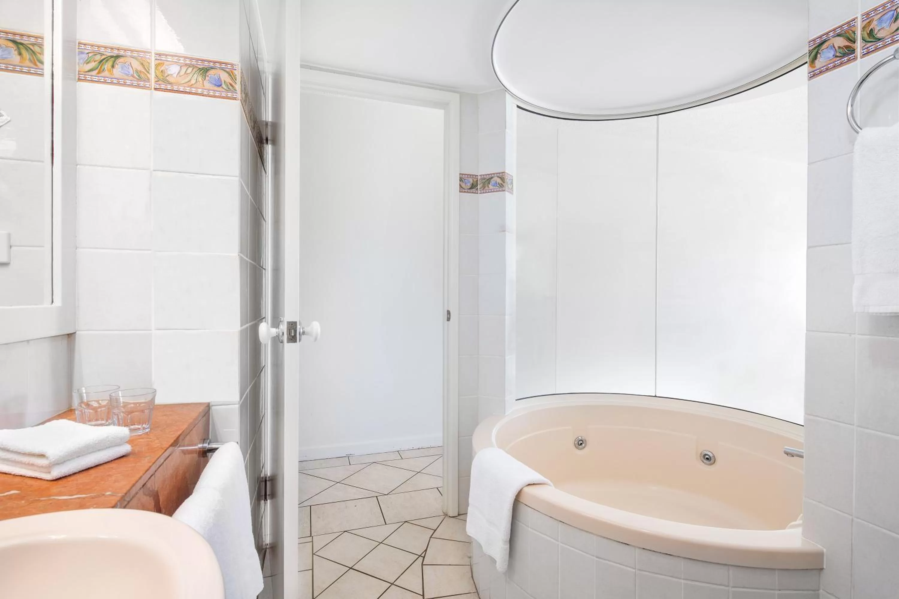 Bathroom, Bed in BreakFree Royal Harbour