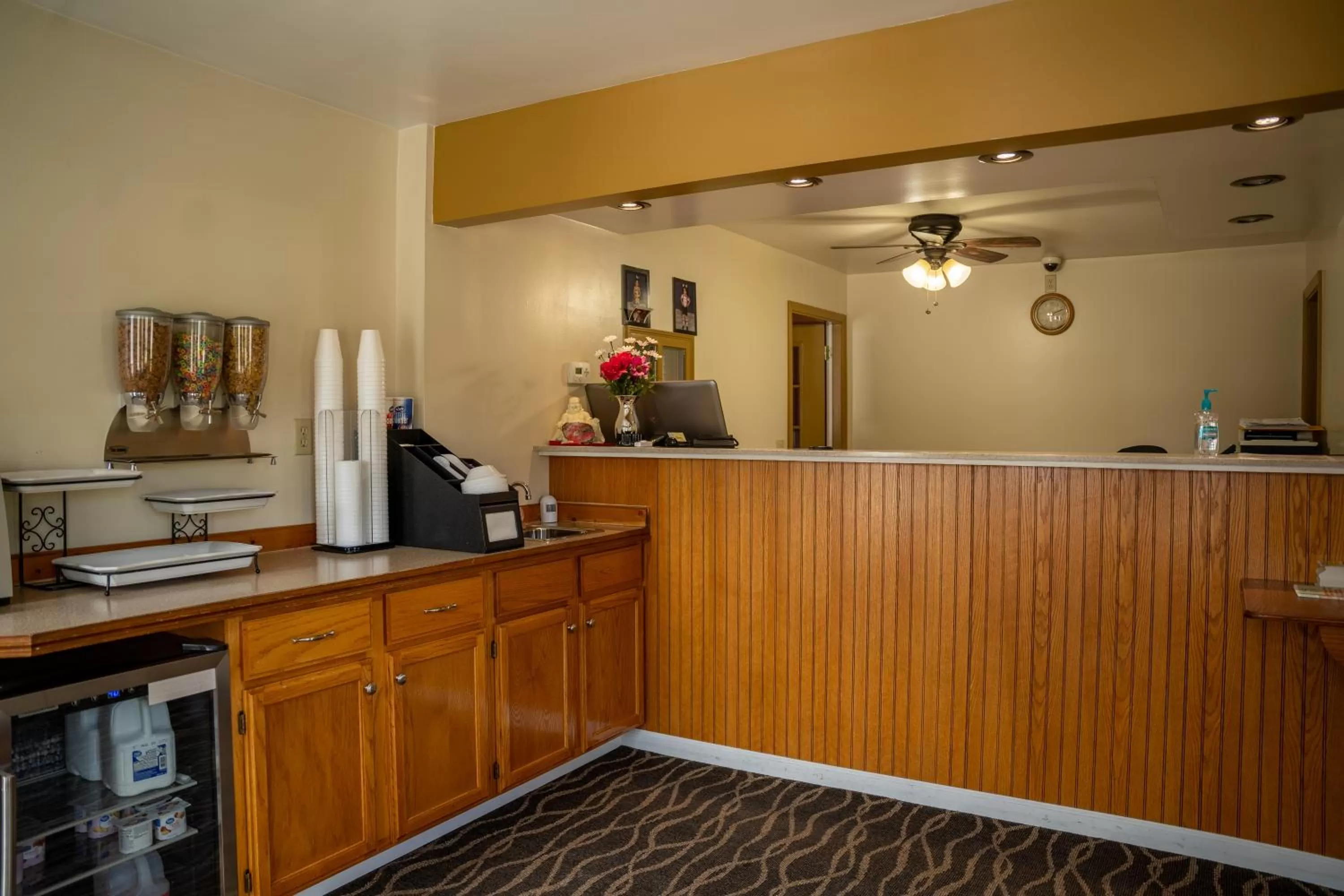 Lobby or reception in Kingsway Inn