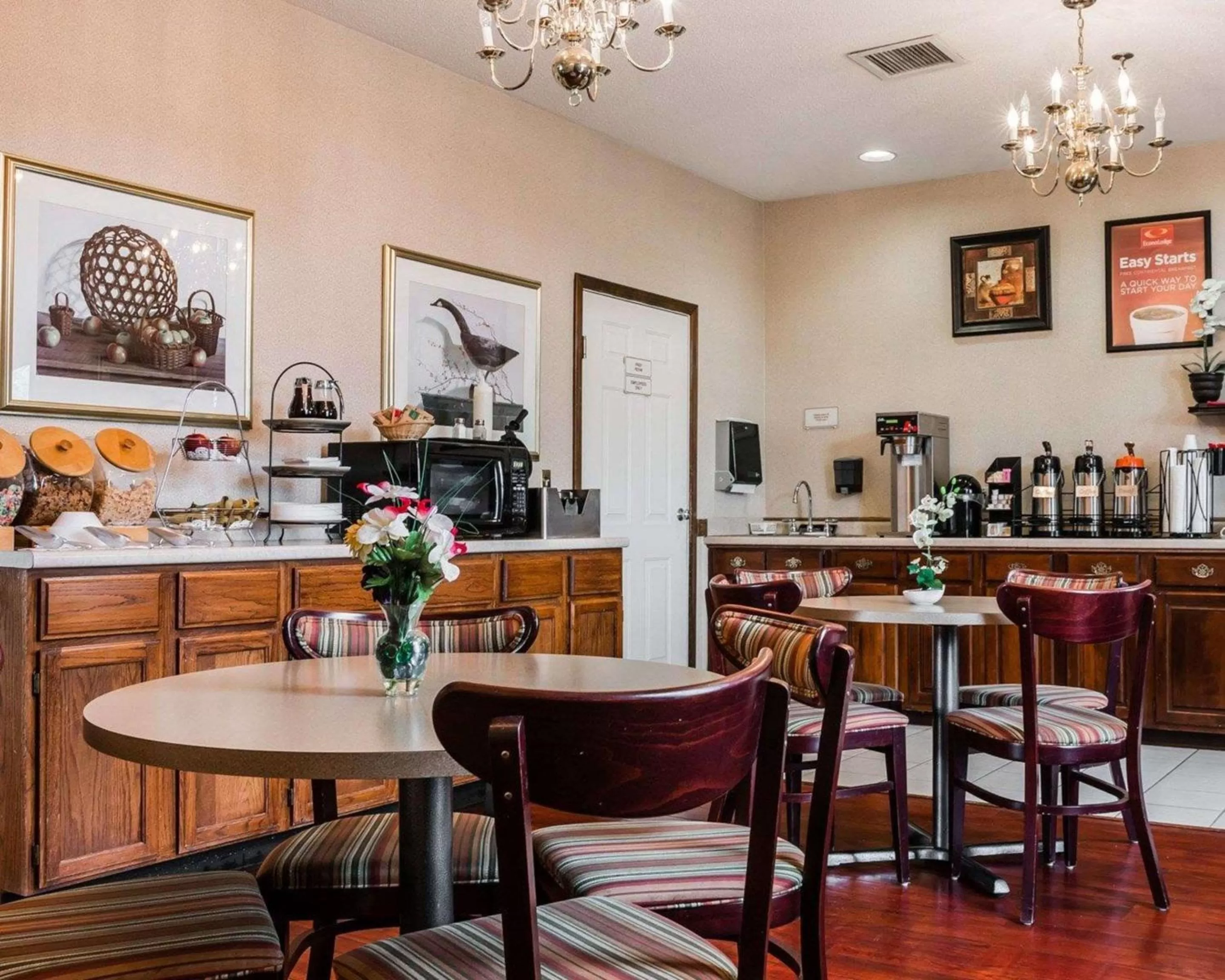 Restaurant/places to eat in Econo Lodge & Suites Grand Rapids Airport