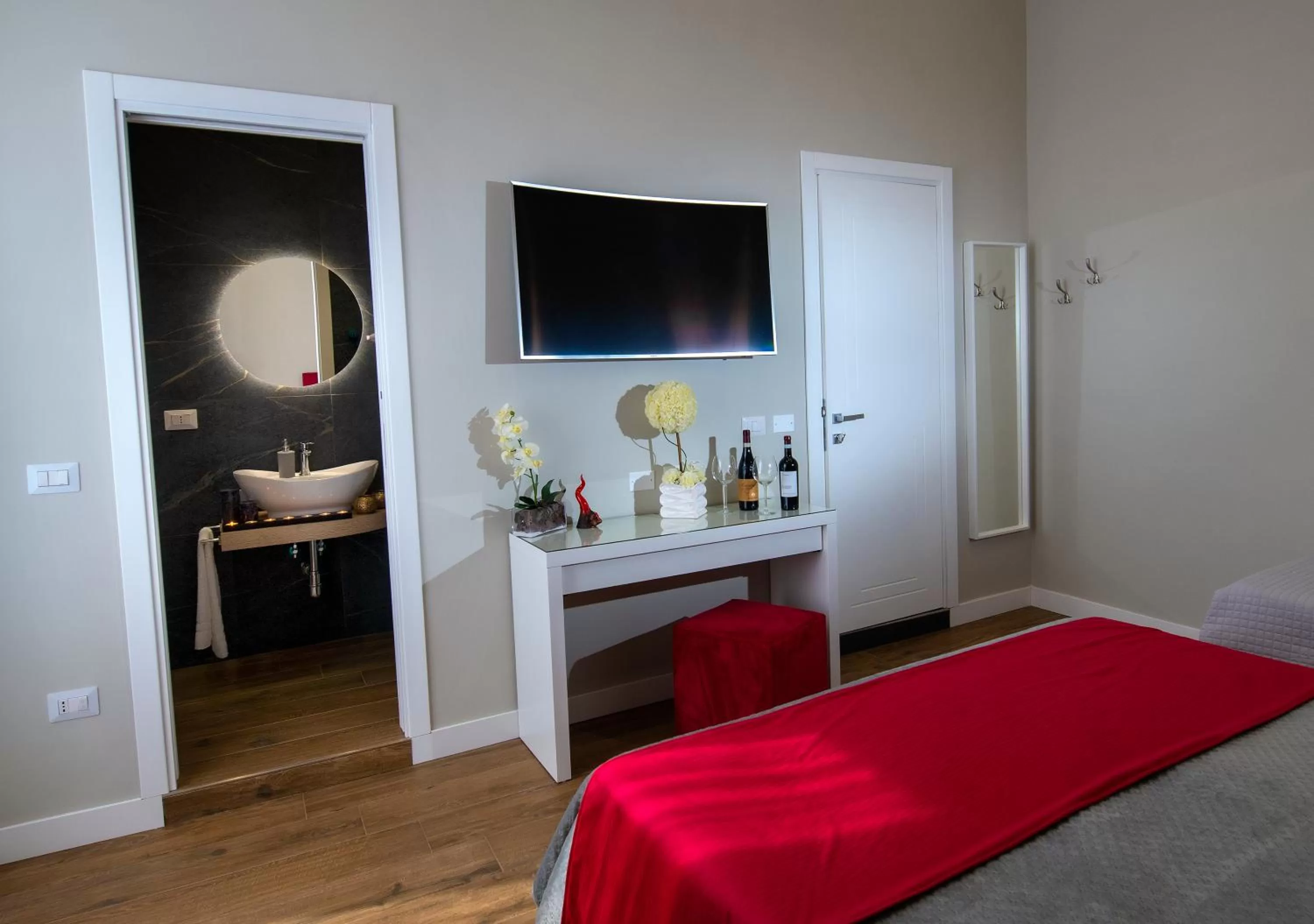 Bed, TV/Entertainment Center in VIVI A NAPOLI