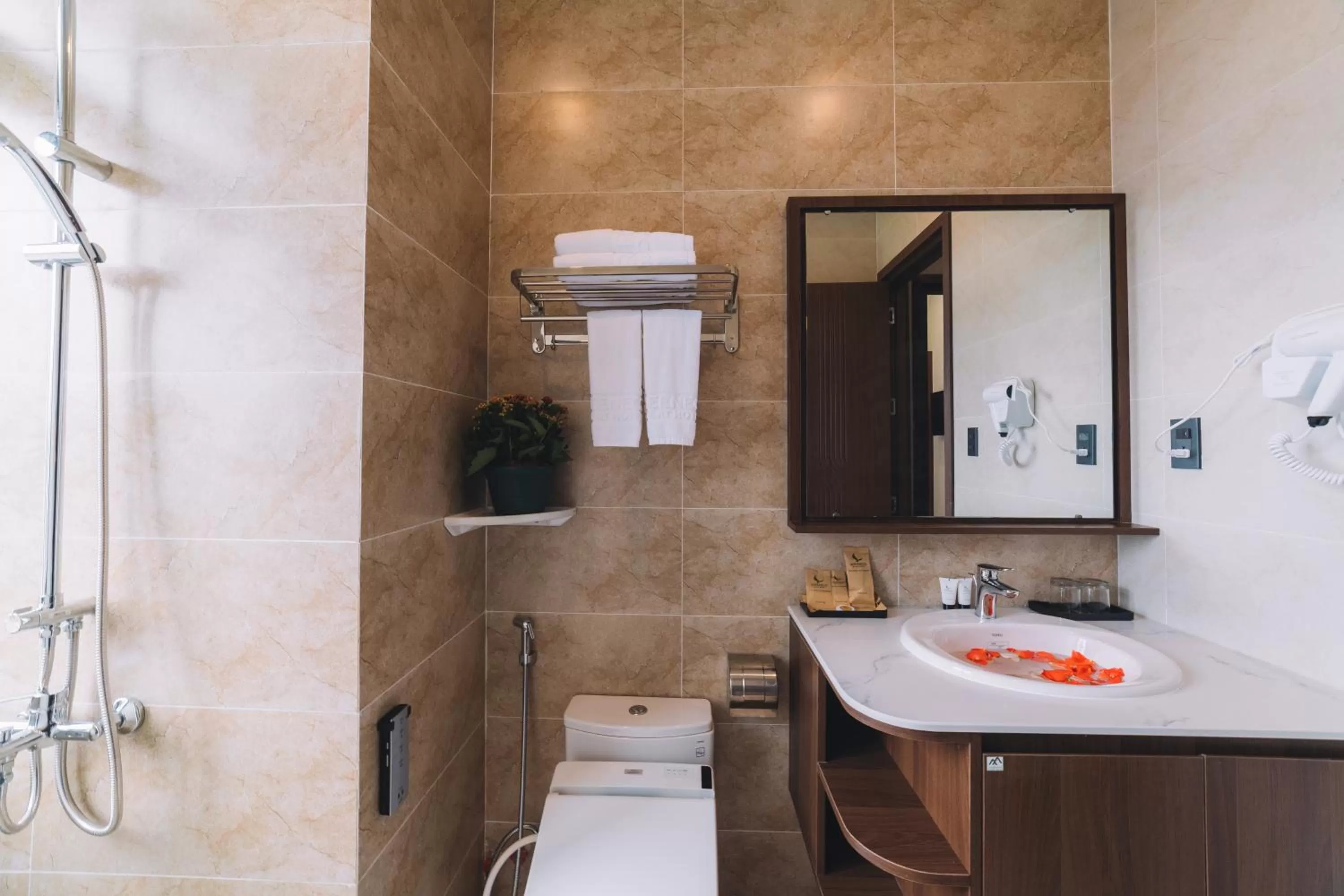 Shower in GREENECO DA LAT HOTEL - Khách sạn Green Eco Đà Lạt