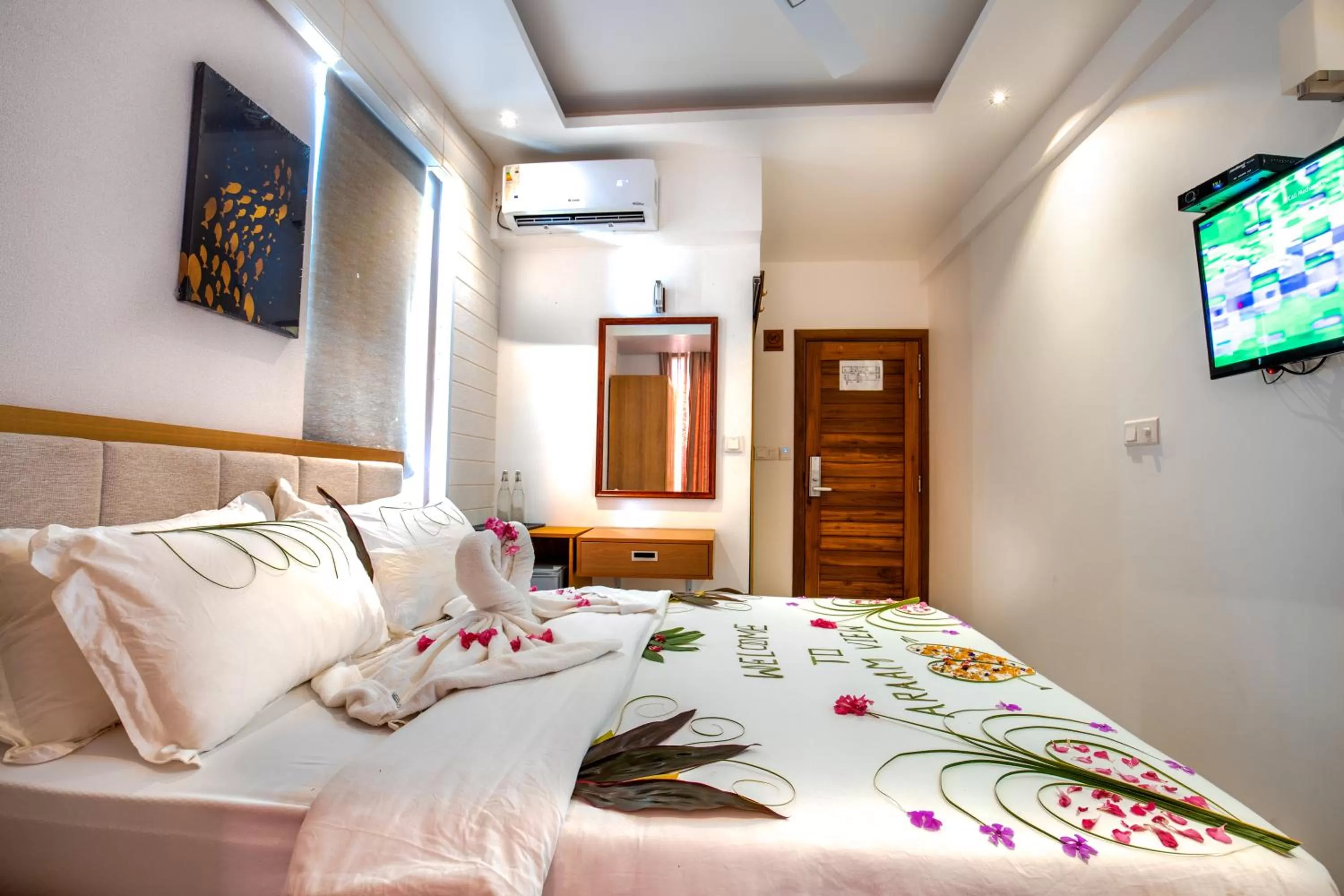 Photo of the whole room, Bed in Araamview