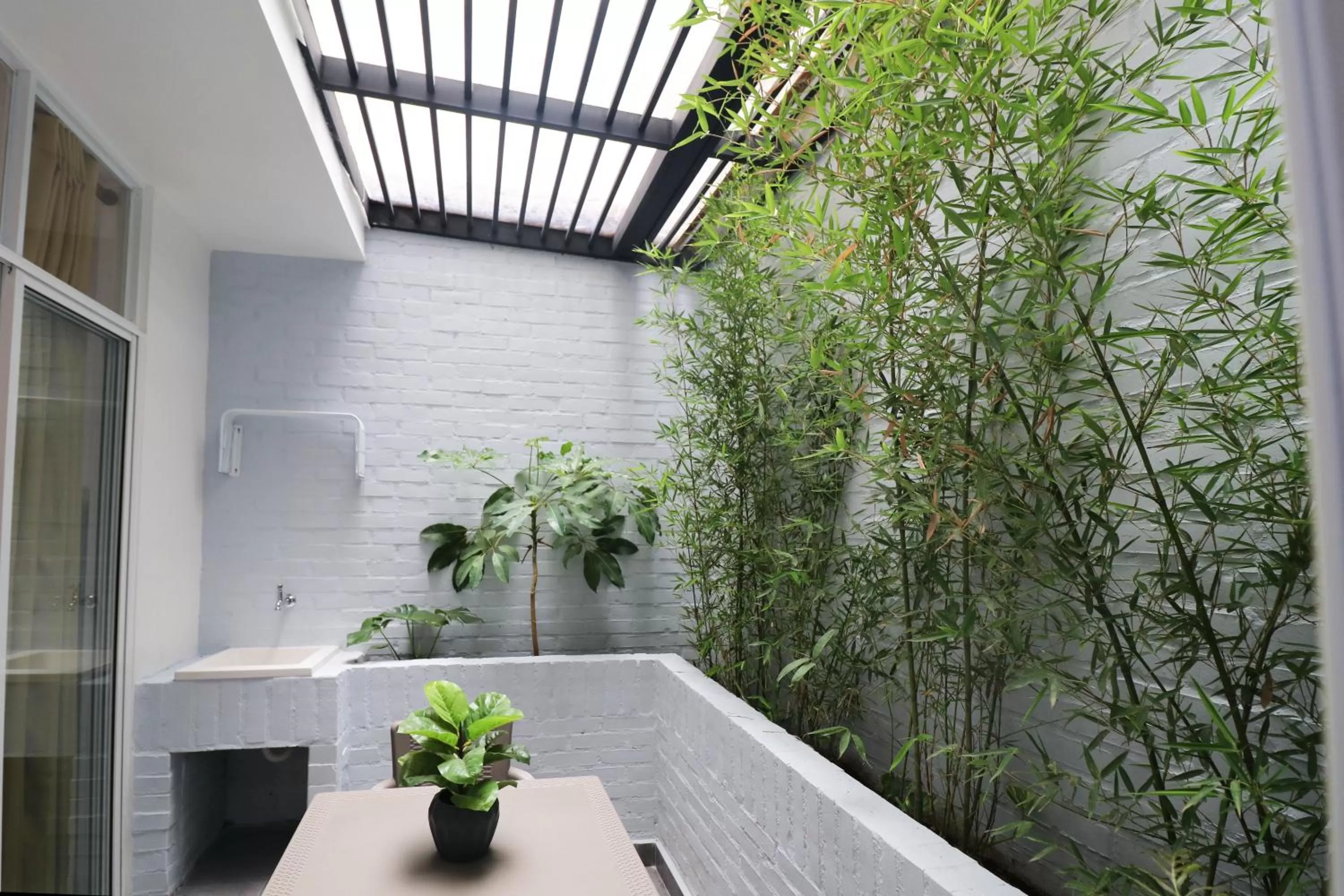 Balcony/Terrace in 554 Apartments