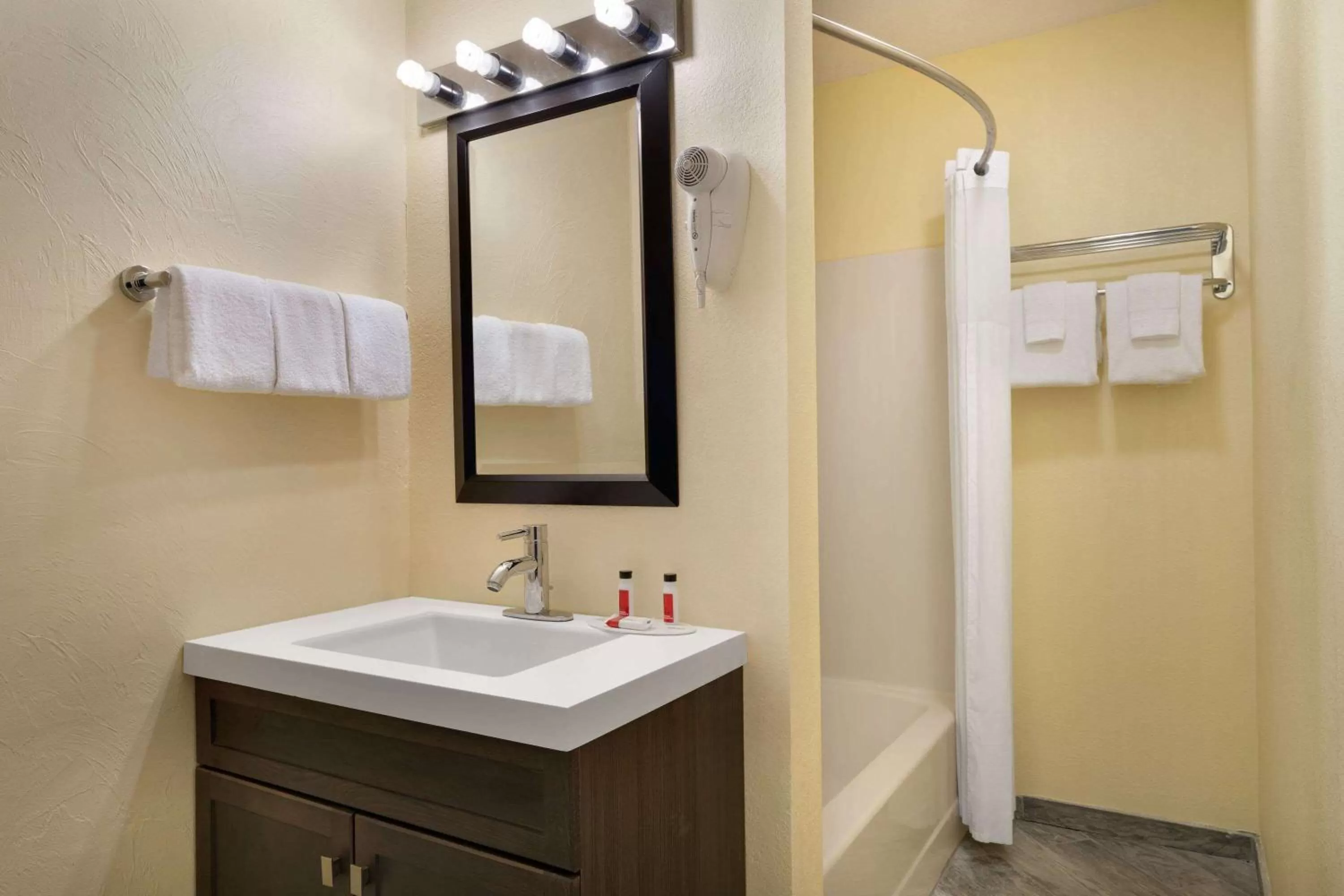 Bathroom in Days Inn by Wyndham Tamworth